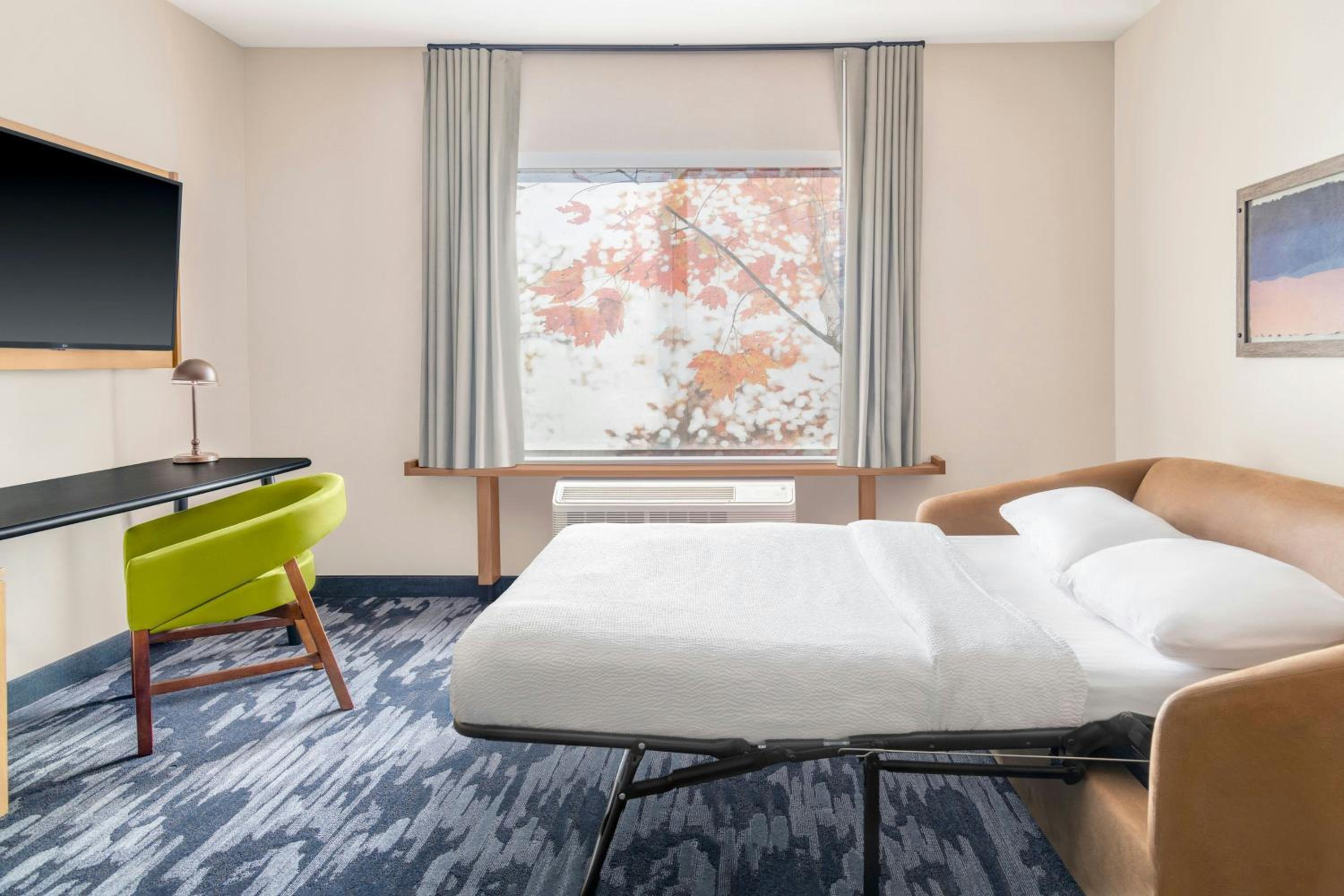 Queen Suite with Two Queen Beds and Sofa Bed - Photo 4