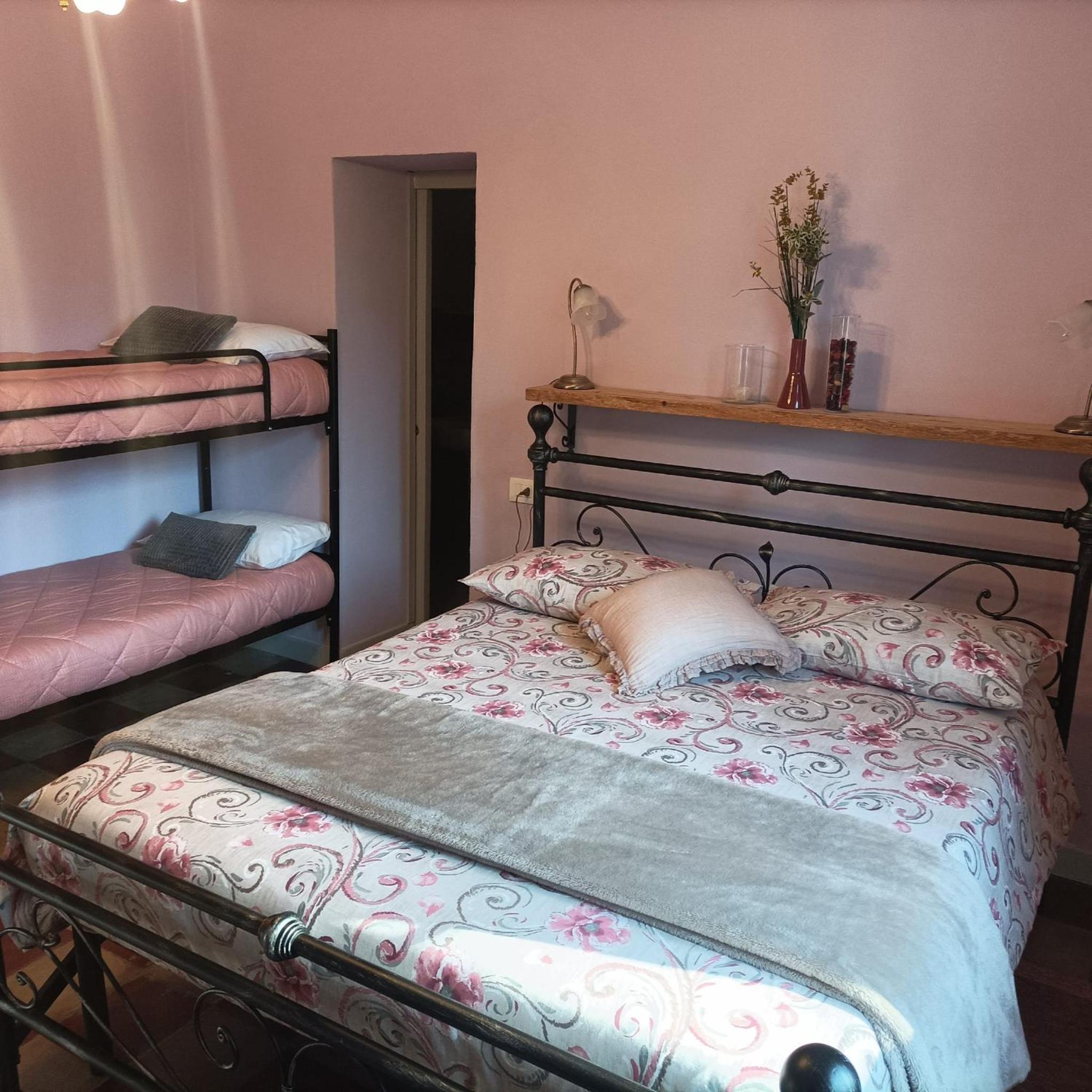 Deluxe King Room with Private Internal Bathroom photo 2