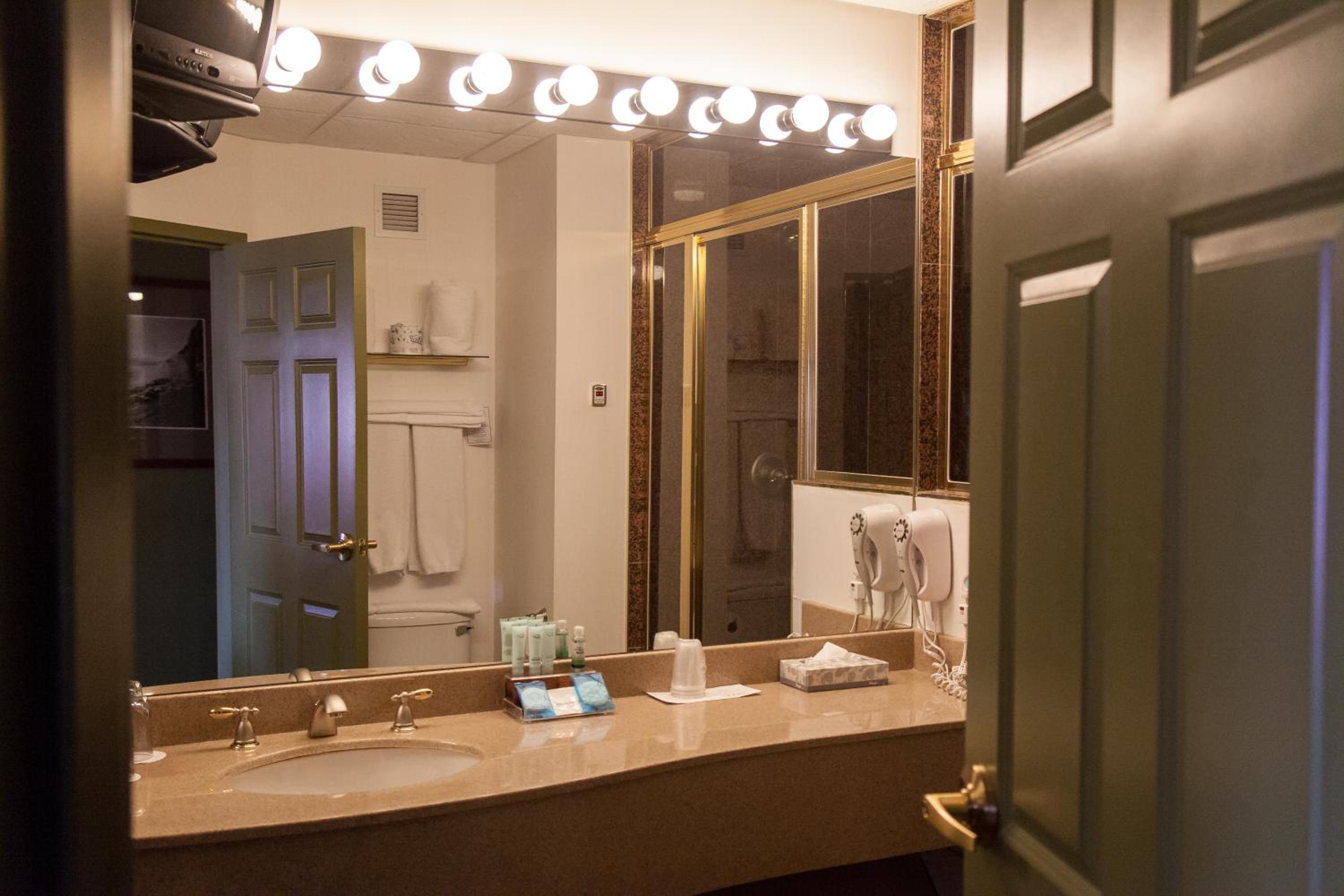 One-Bedroom King Suite - Non-Smoking - Photo 5