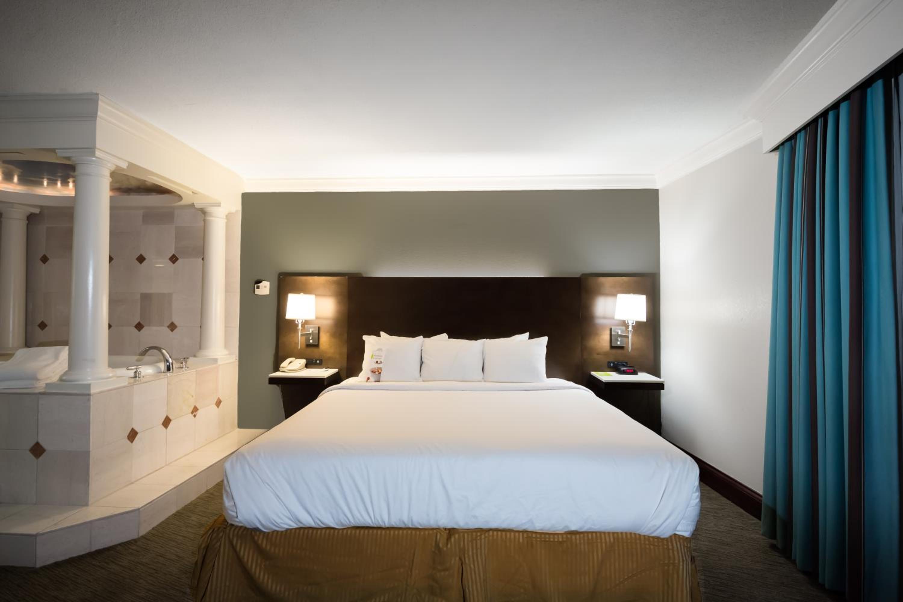 King Suite with Whirlpool - Non-smoking - Photo 2