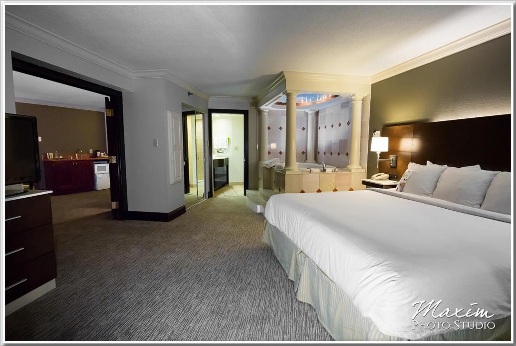 King Suite with Whirlpool - Non-smoking - Photo 1