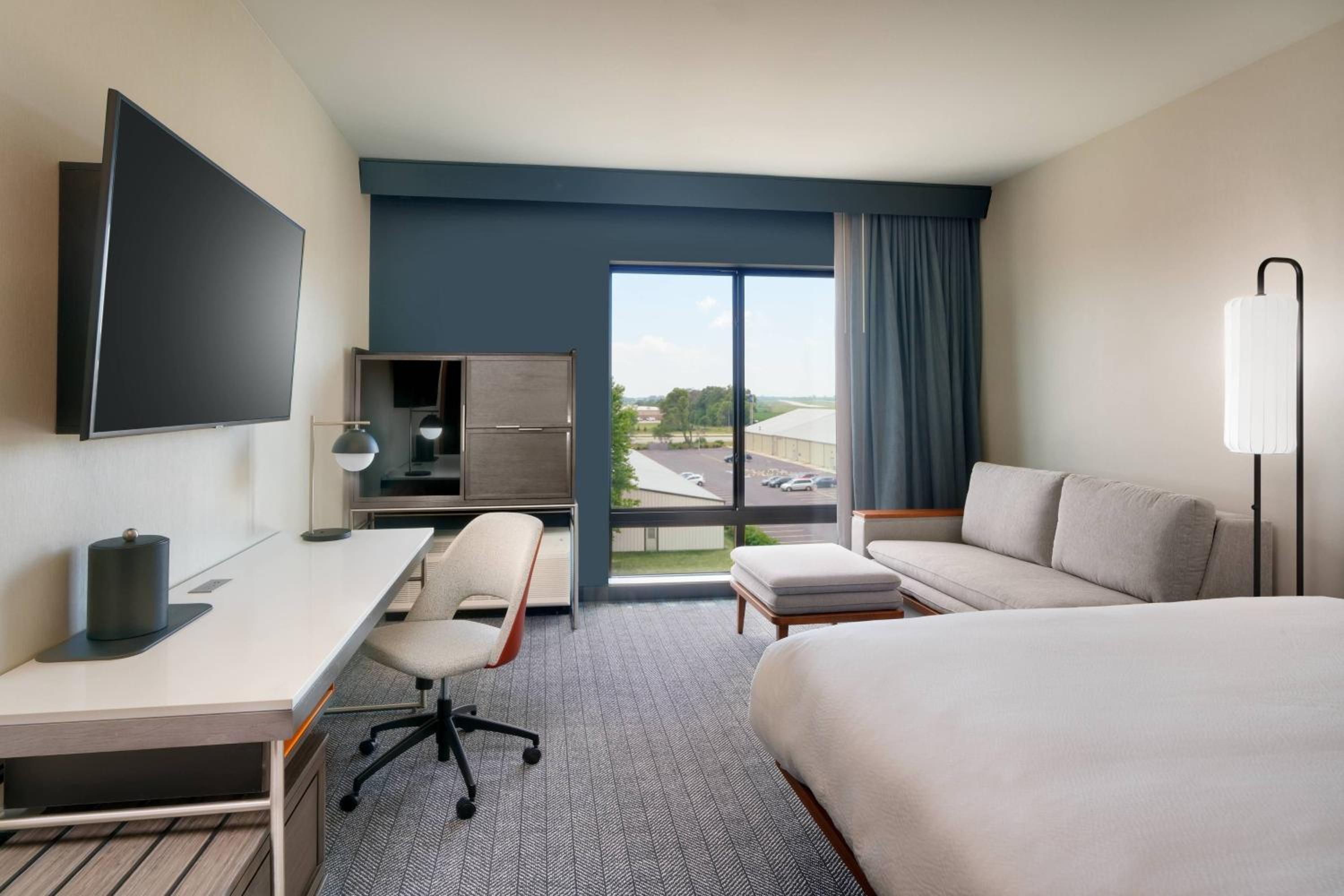 King Room with Bathtub and Sofa Bed - Mobility Access/Hearing Accessible