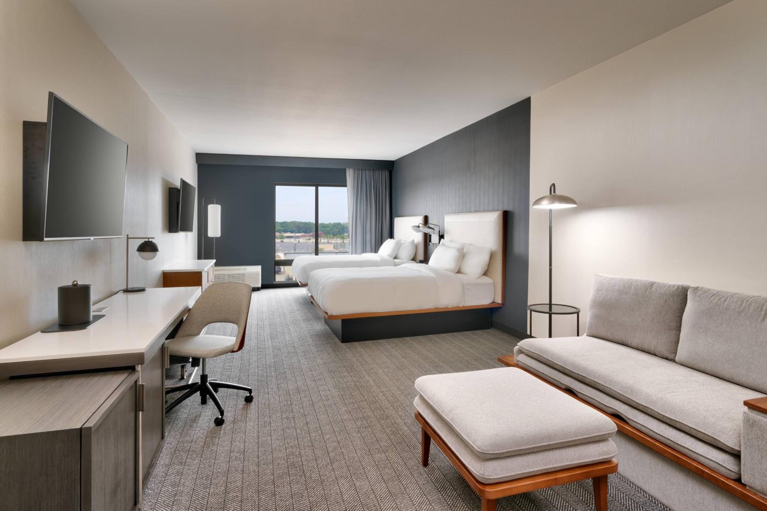 Studio with Two Queen Beds, Bathtub and Sofa Bed - Mobility Access/Hearing Accessible