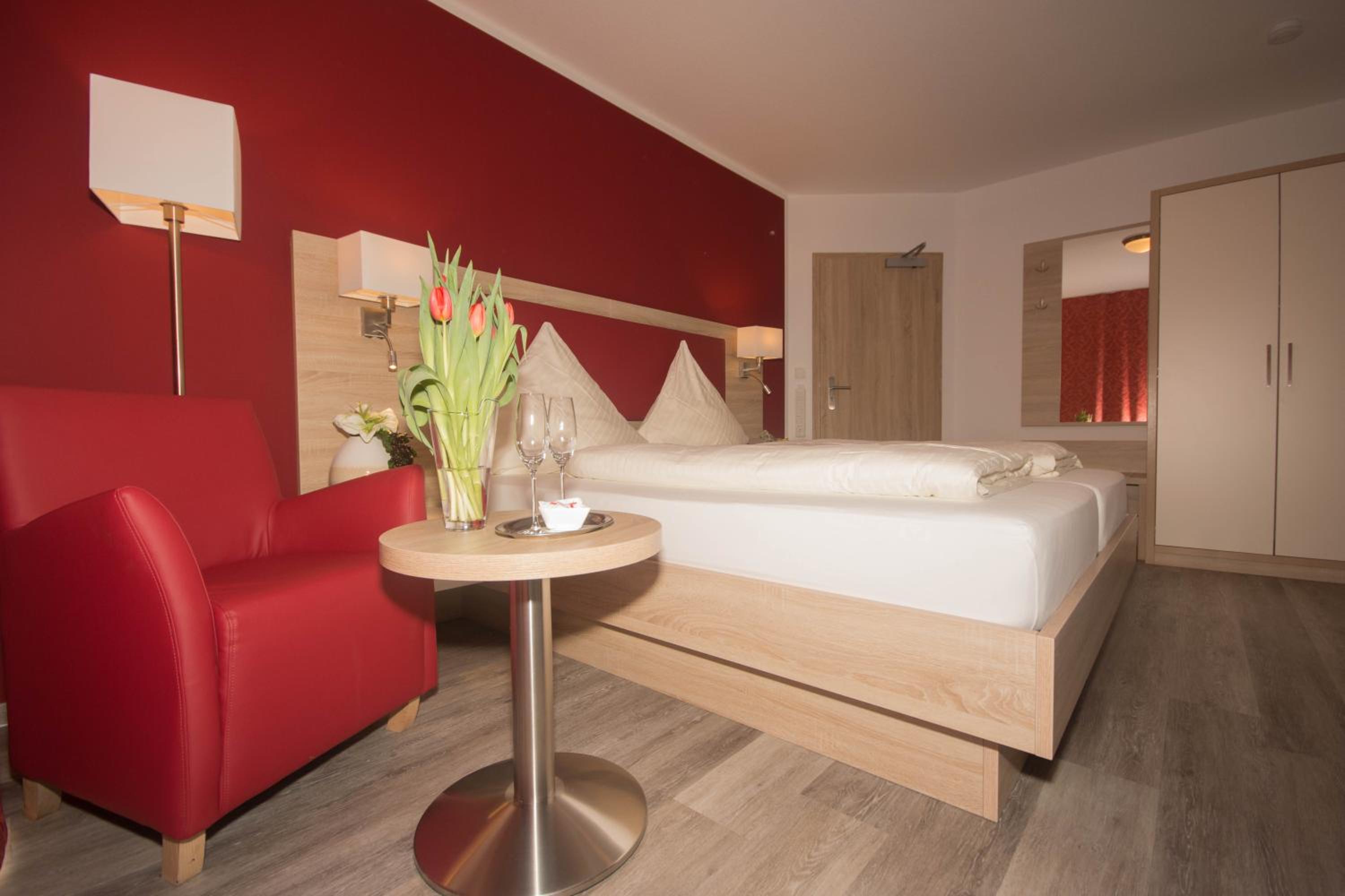 Double Room with Balcony - Photo 8
