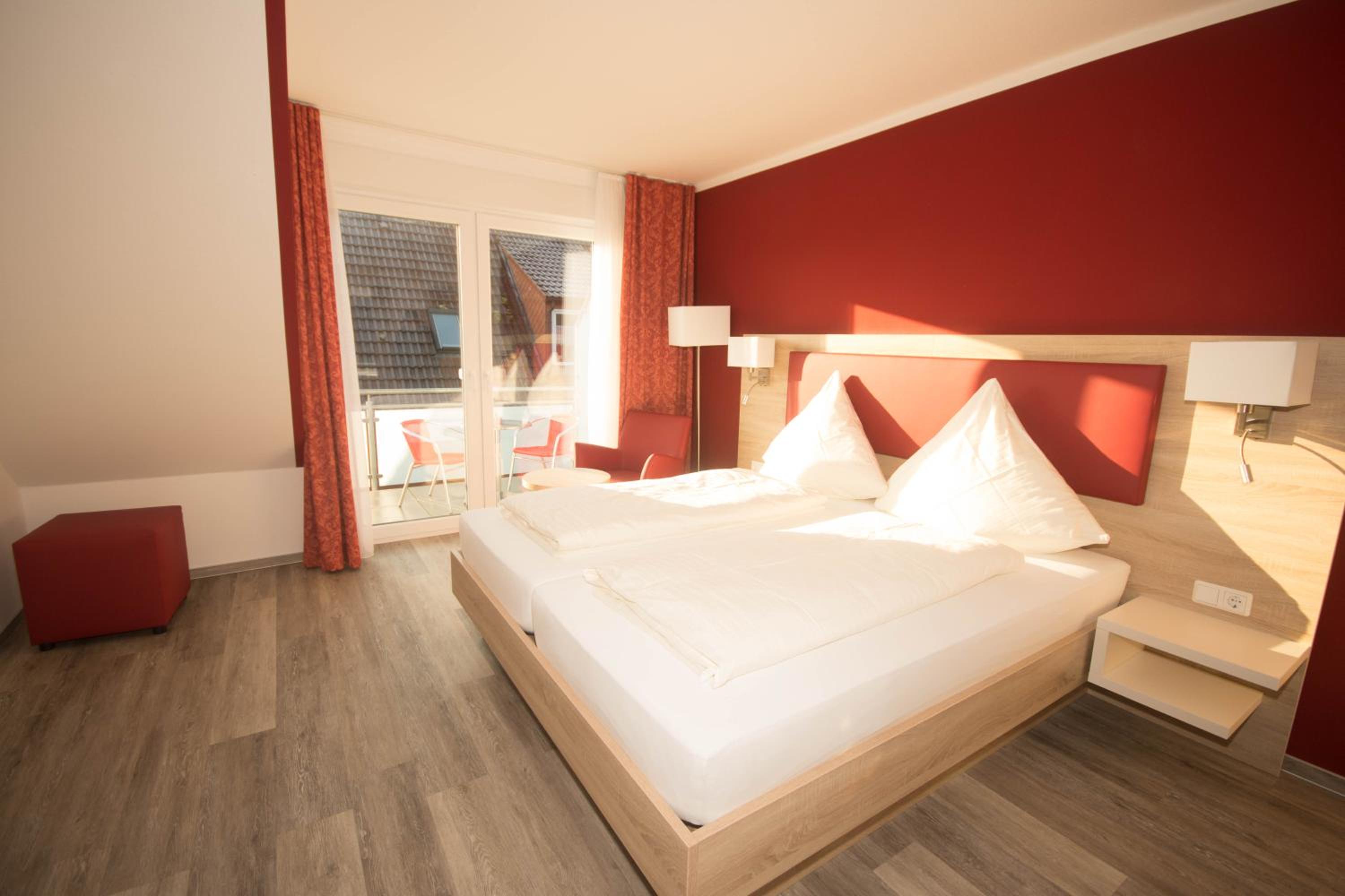 Double Room with Balcony - Photo 9