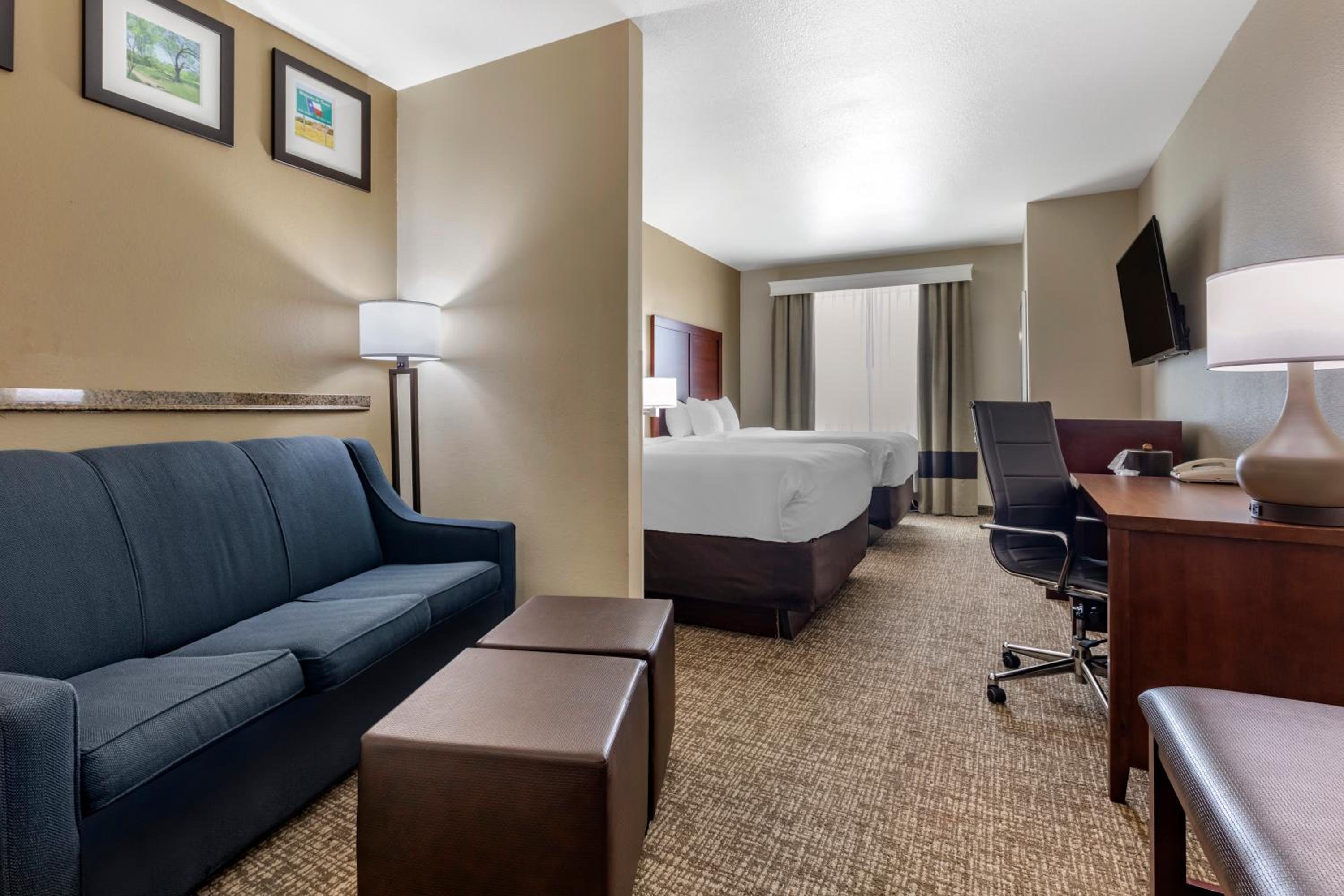 Queen Suite with Two Queen Beds - Non-Smoking - Photo 6