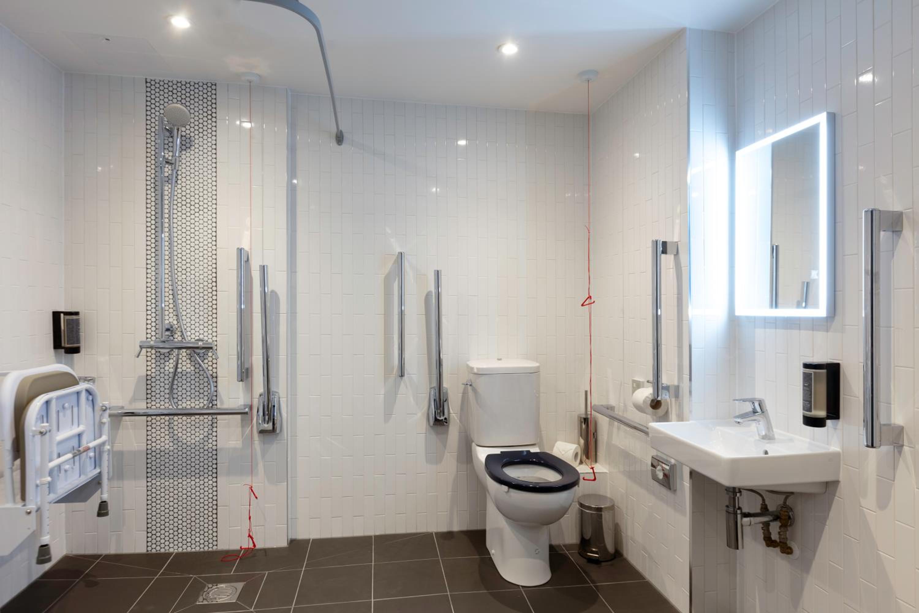 Accessible Double Room with Window photo 2