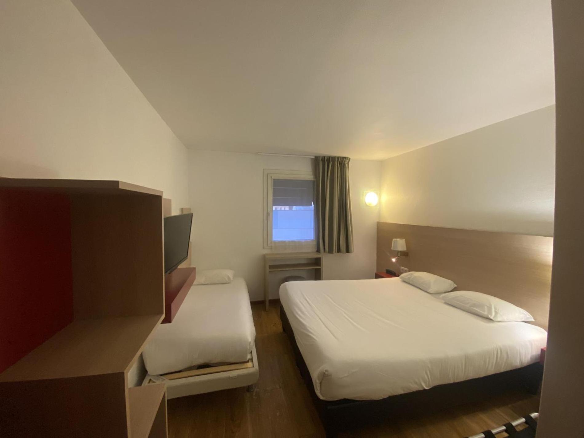 Standard Triple Room with One Double and One Single Bed photo 2