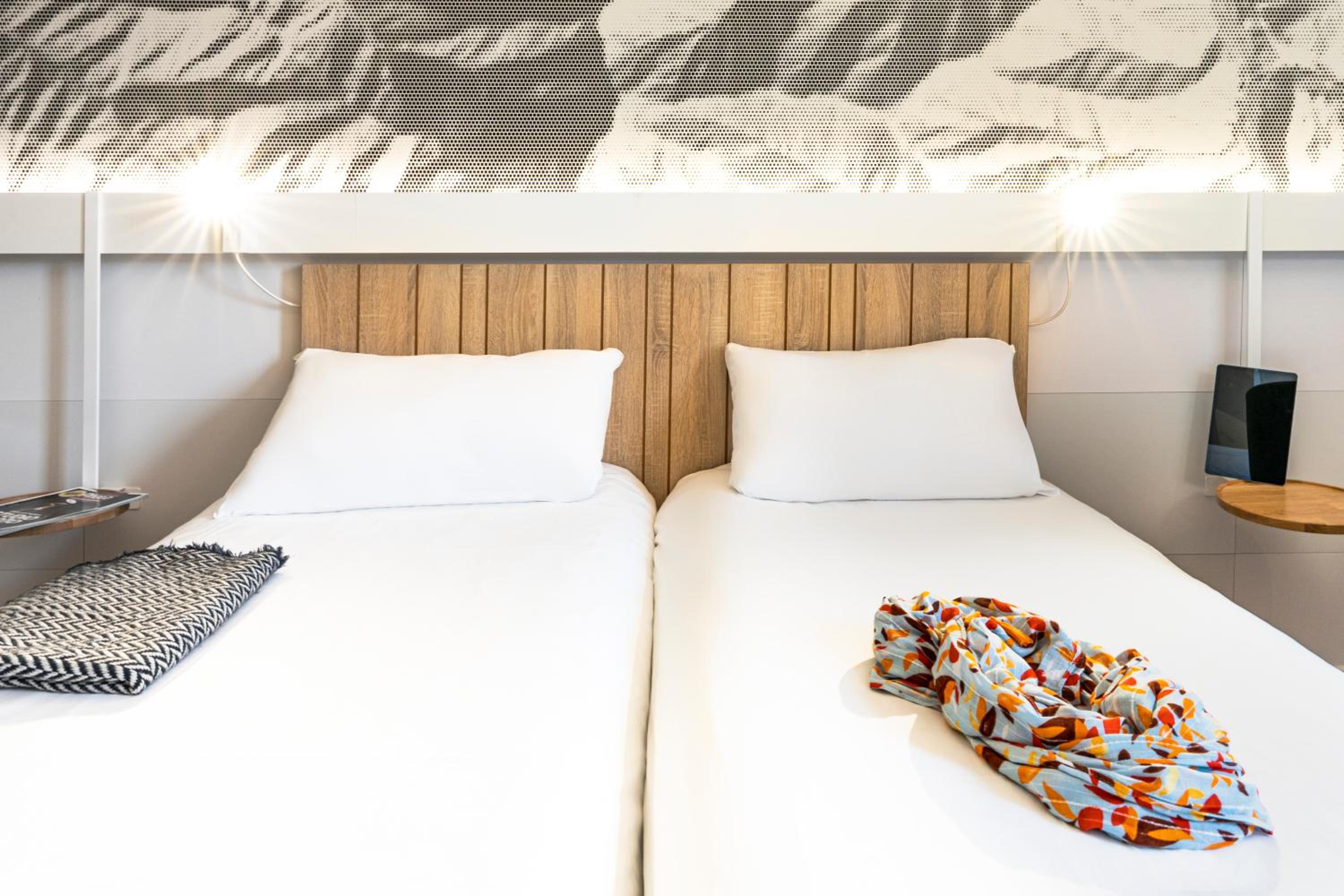 Standard Room With Three Single Beds - Photo 6