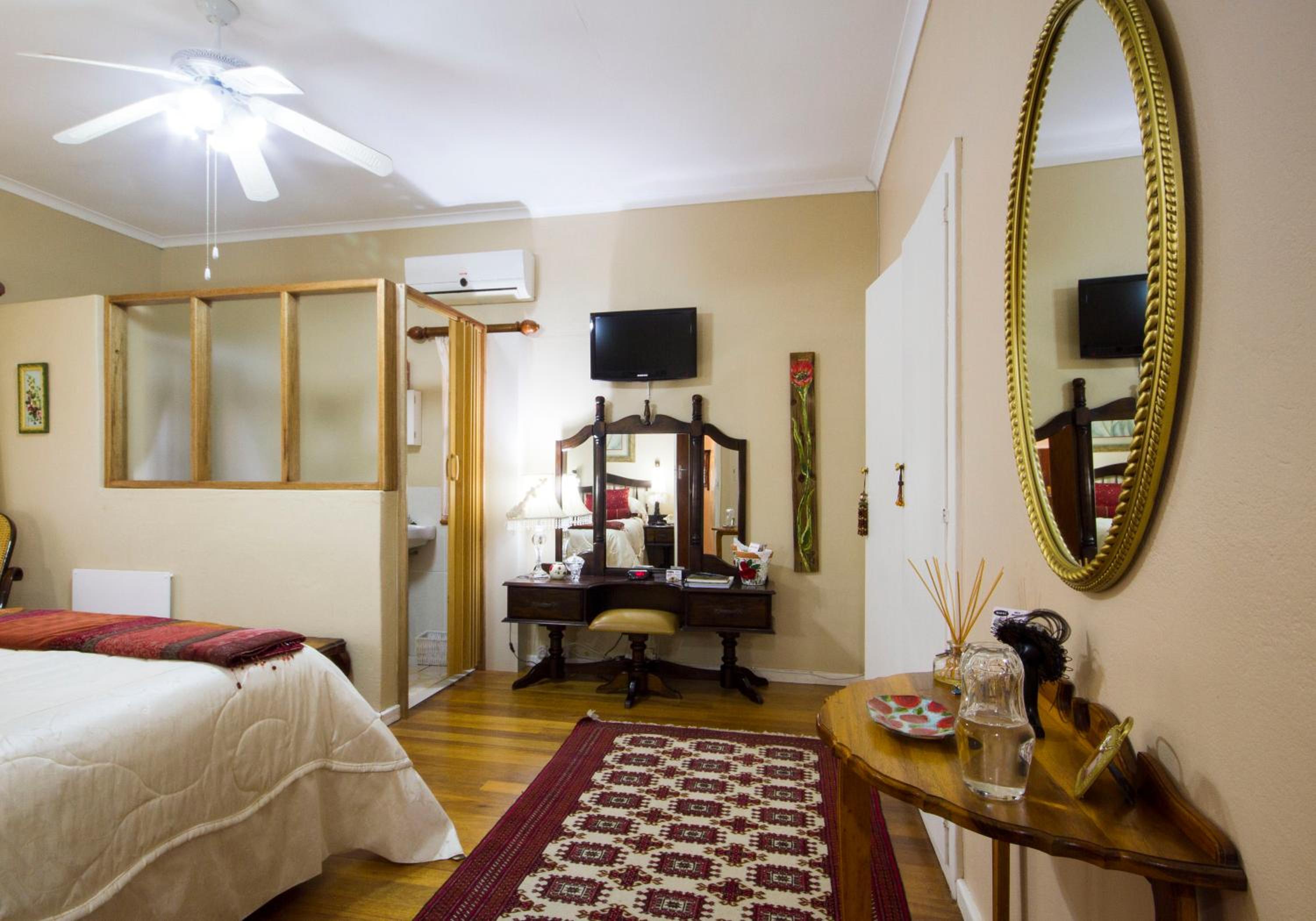 Queen Room photo 1