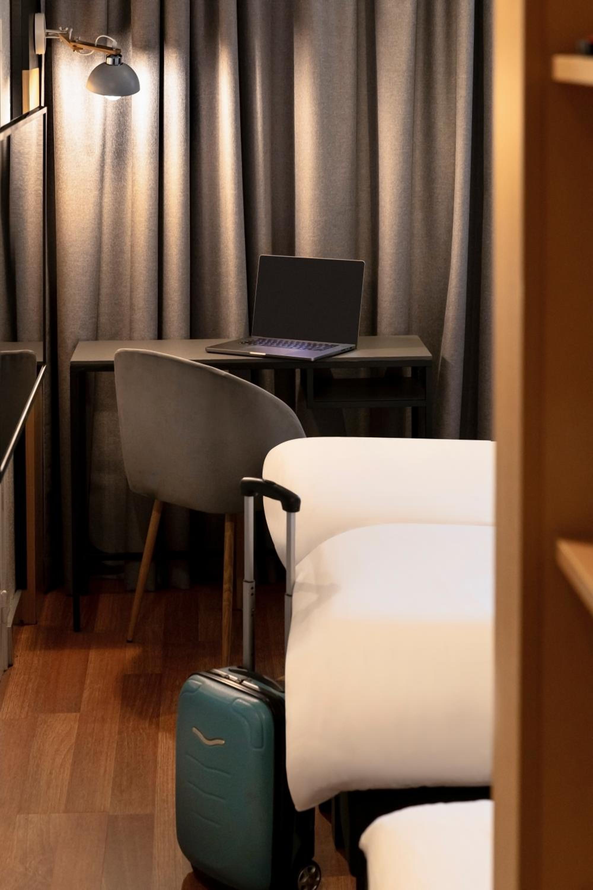 Standard Room With Three Single Beds - Photo 7