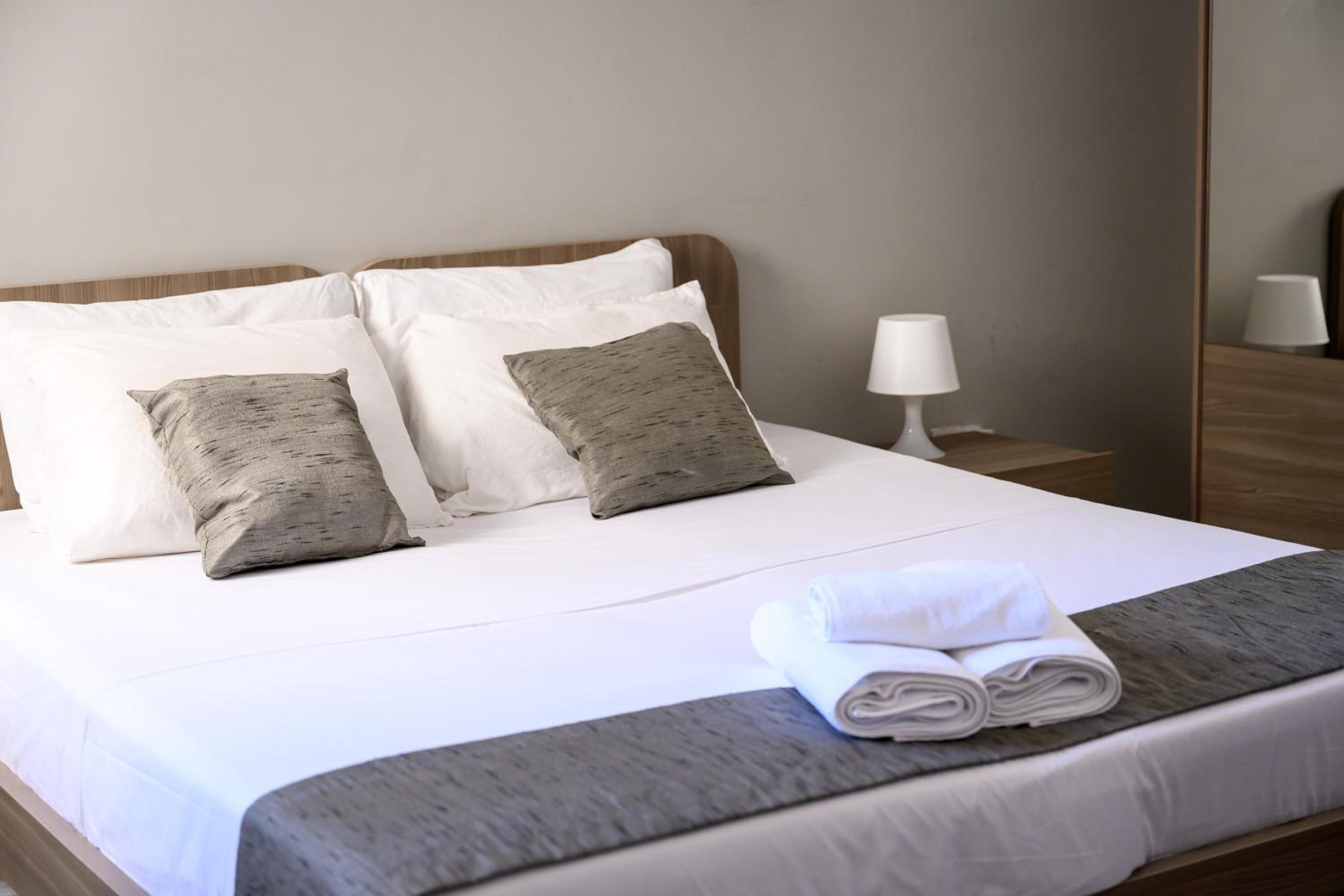 Double Room with Private Bathroom - Photo 13
