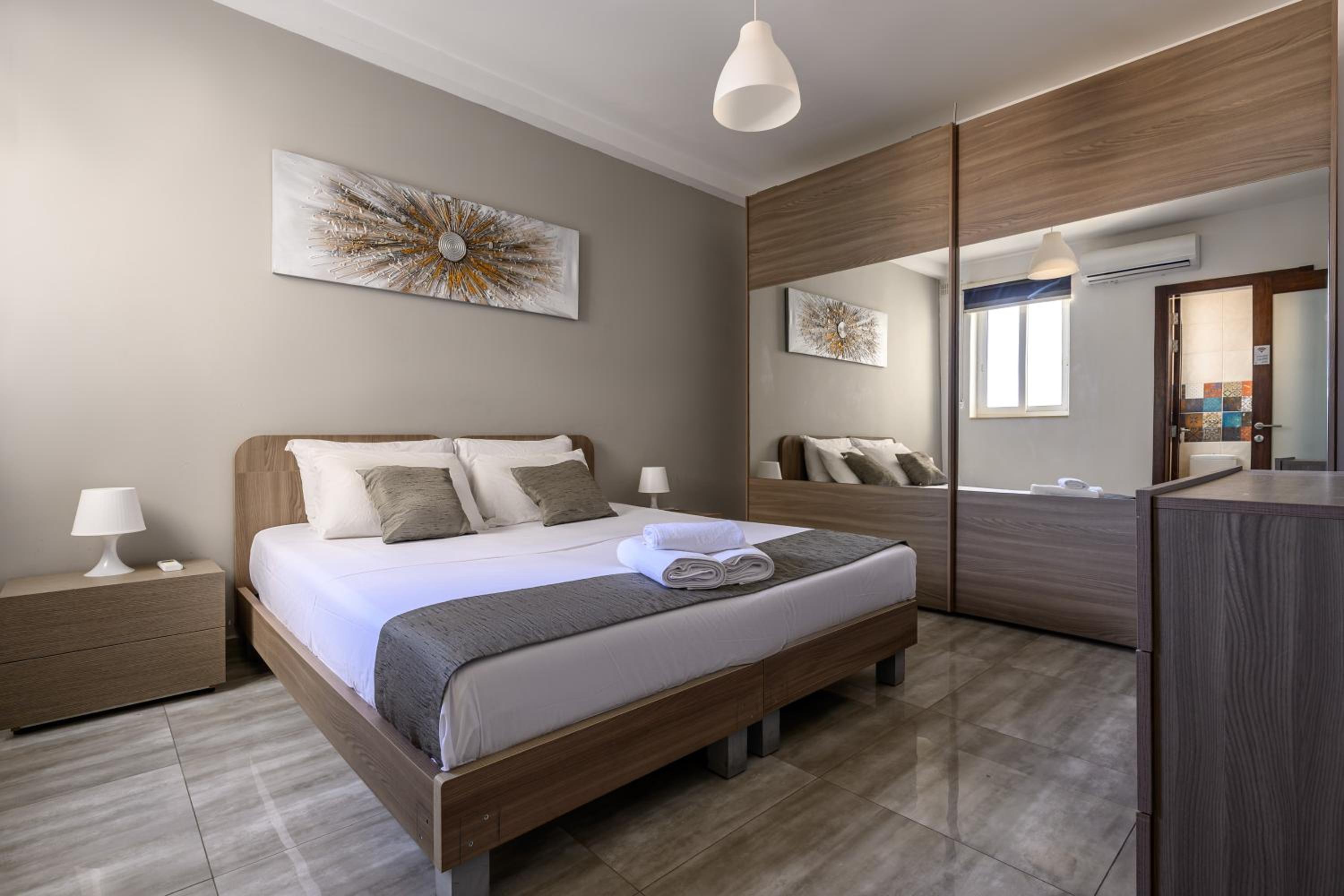 Double Room with Private Bathroom - Photo 8