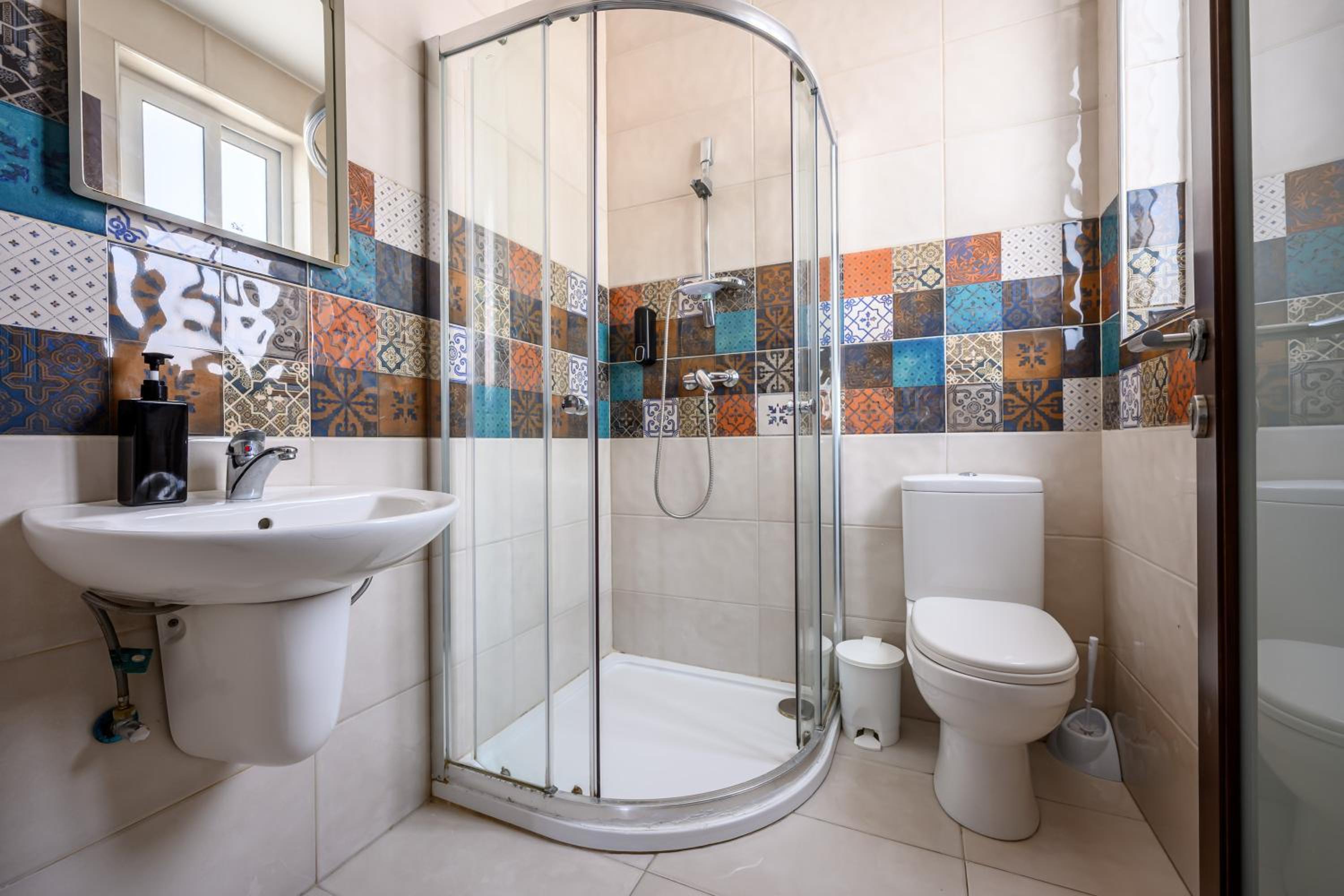 Double Room with Private Bathroom - Photo 7