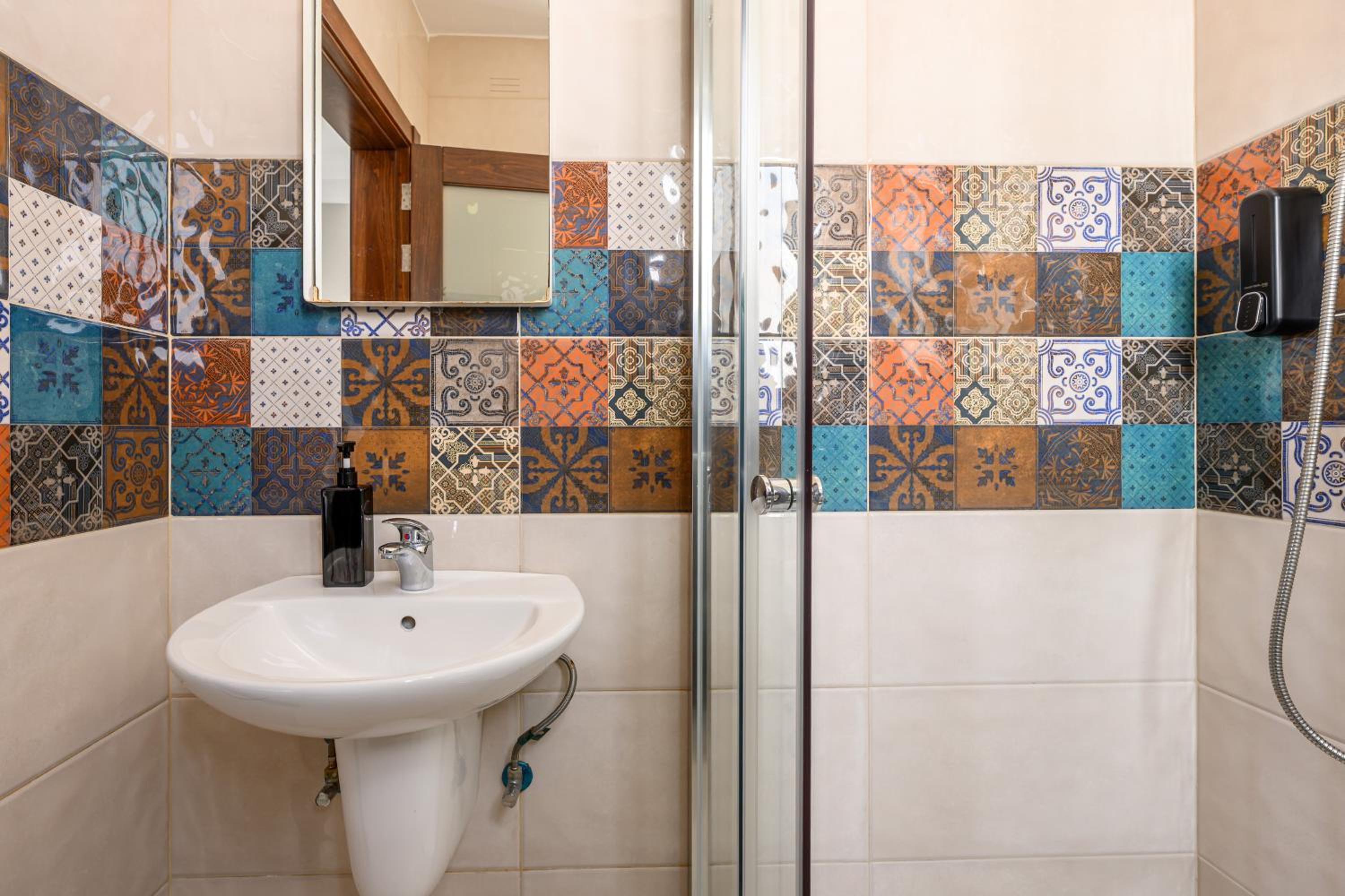 Double Room with Private Bathroom - Photo 2