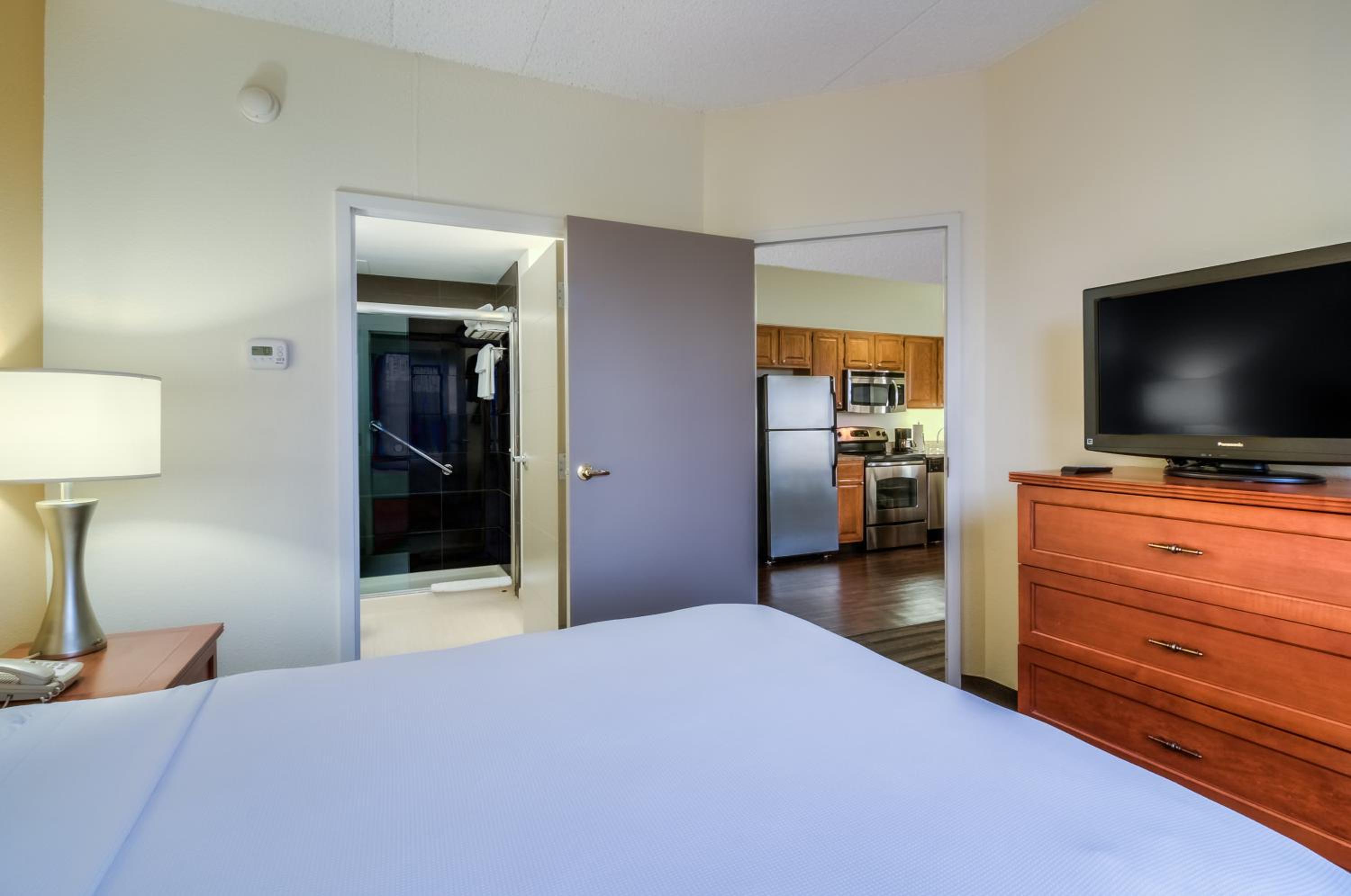 Two-Bedroom Queen Suite - Photo 8