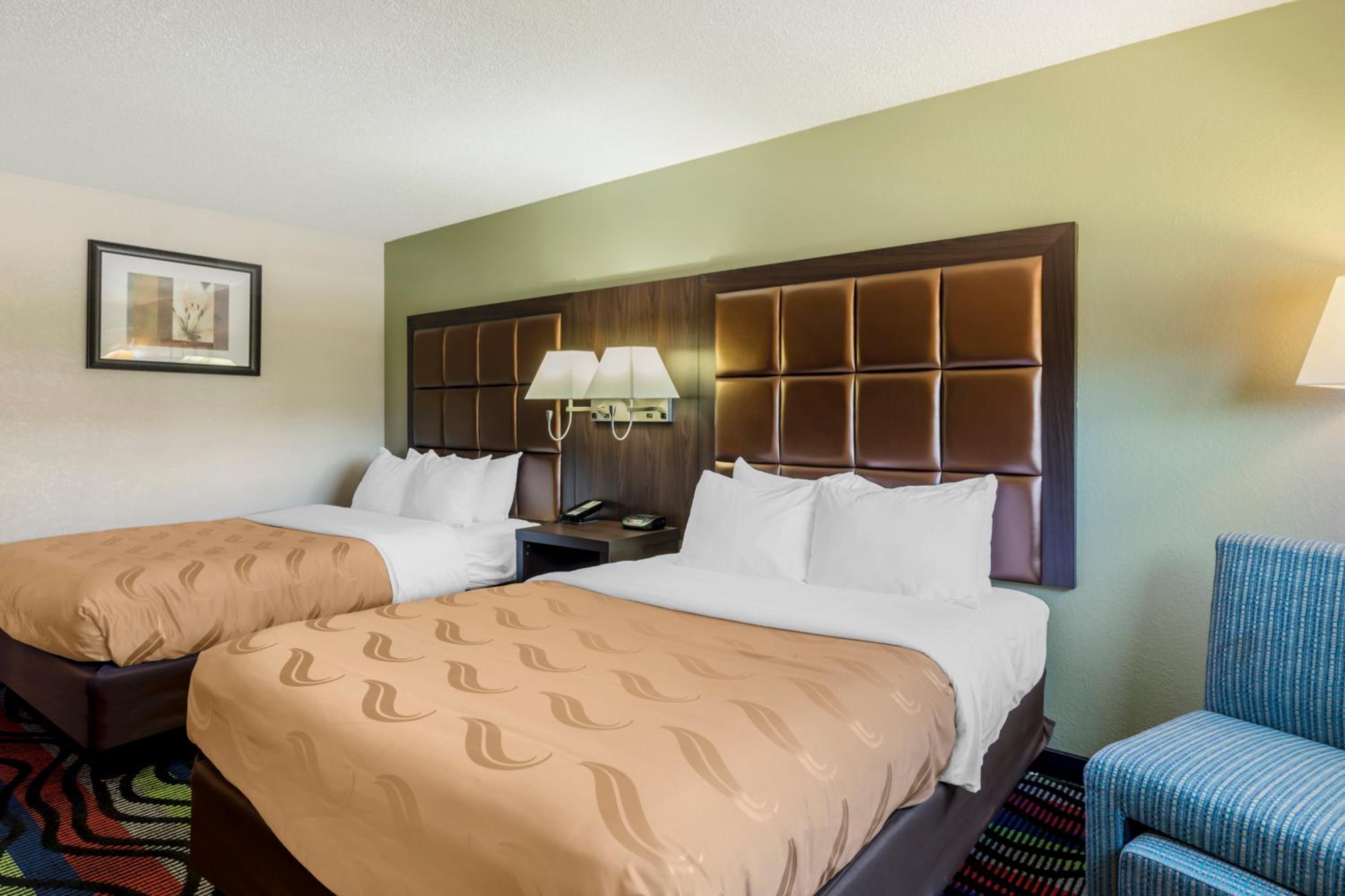Quadruple Room with Two Queen Beds - Non Smoking - Photo 3