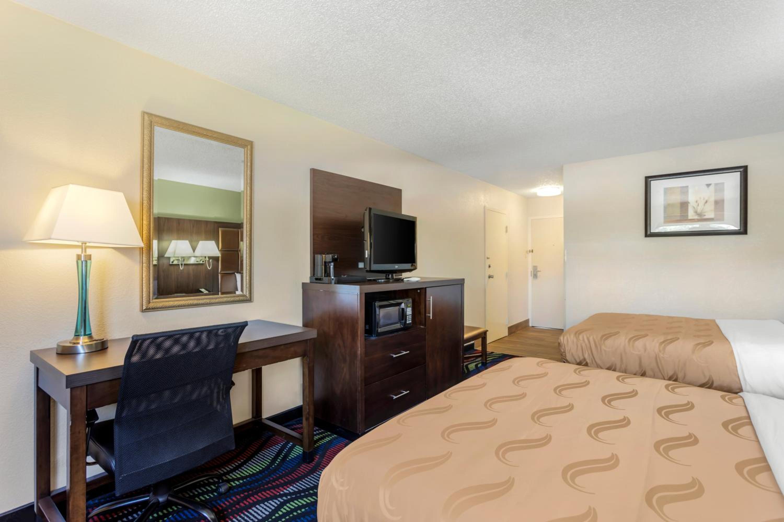 Quadruple Room with Two Queen Beds - Non Smoking - Photo 2
