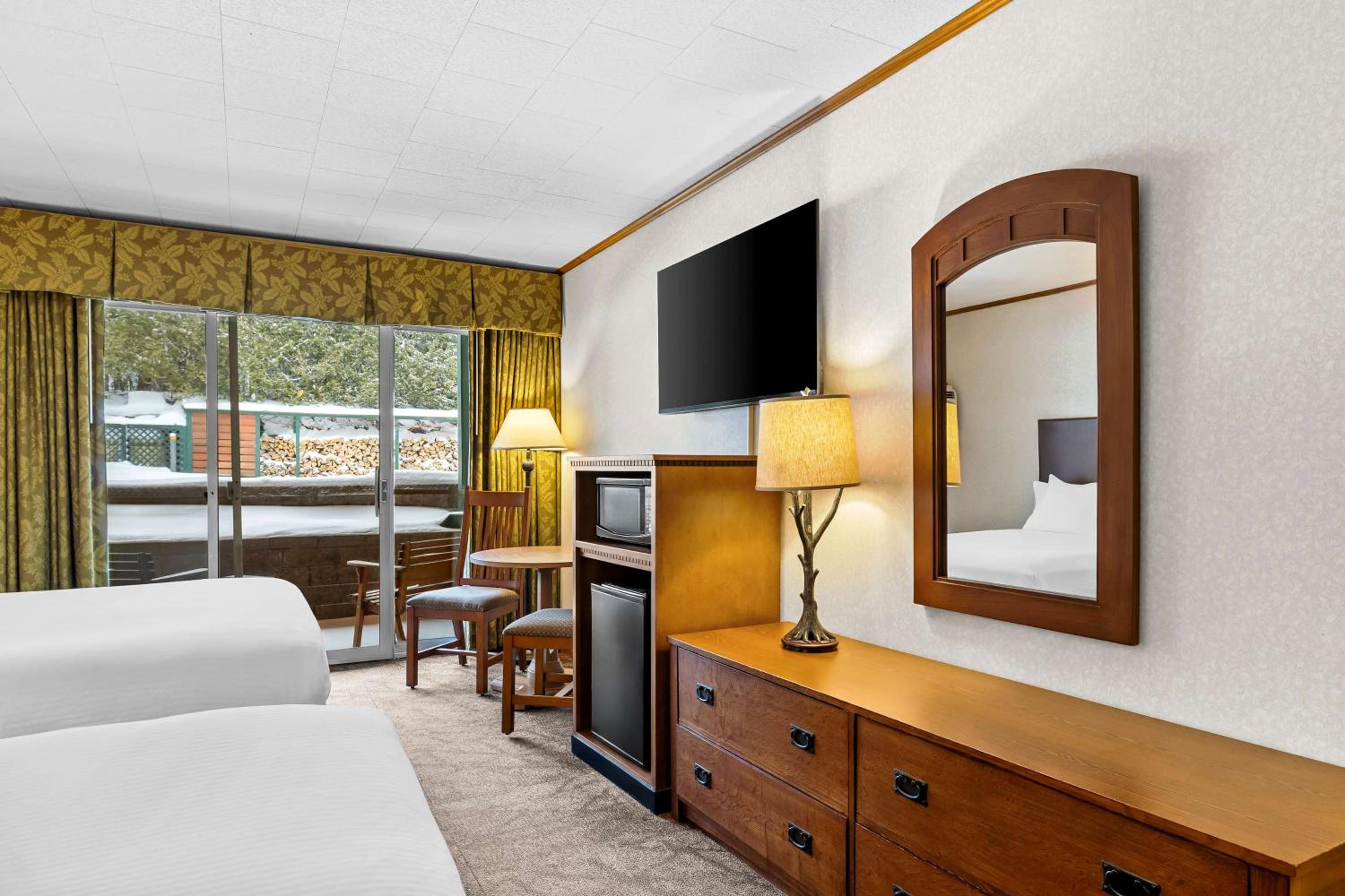 Queen Room with Two Queen Beds - Non-Smoking/First Floor/Interior Room - Photo 2