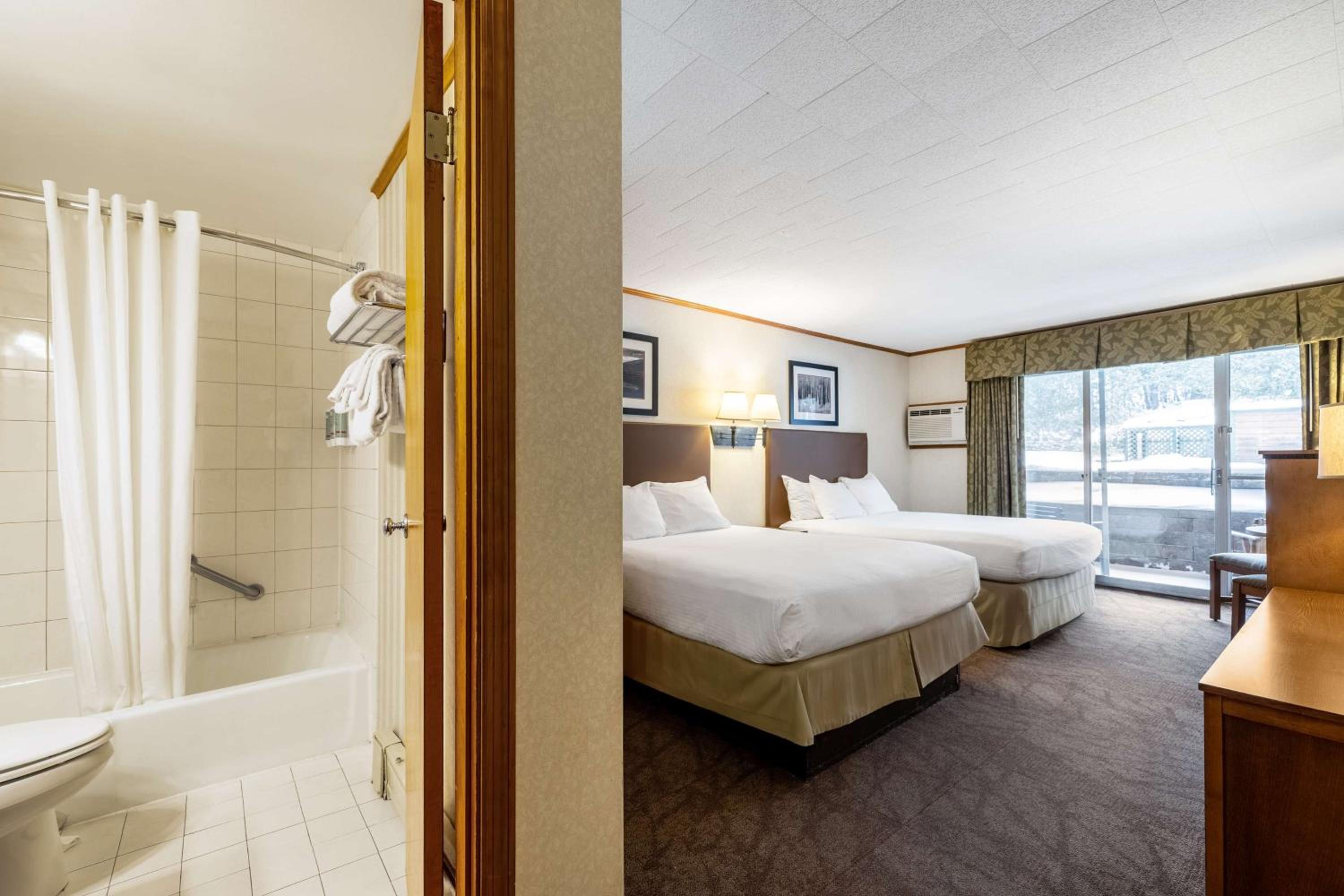Queen Room with Two Queen Beds - Non-Smoking/First Floor/Interior Room - Photo 4