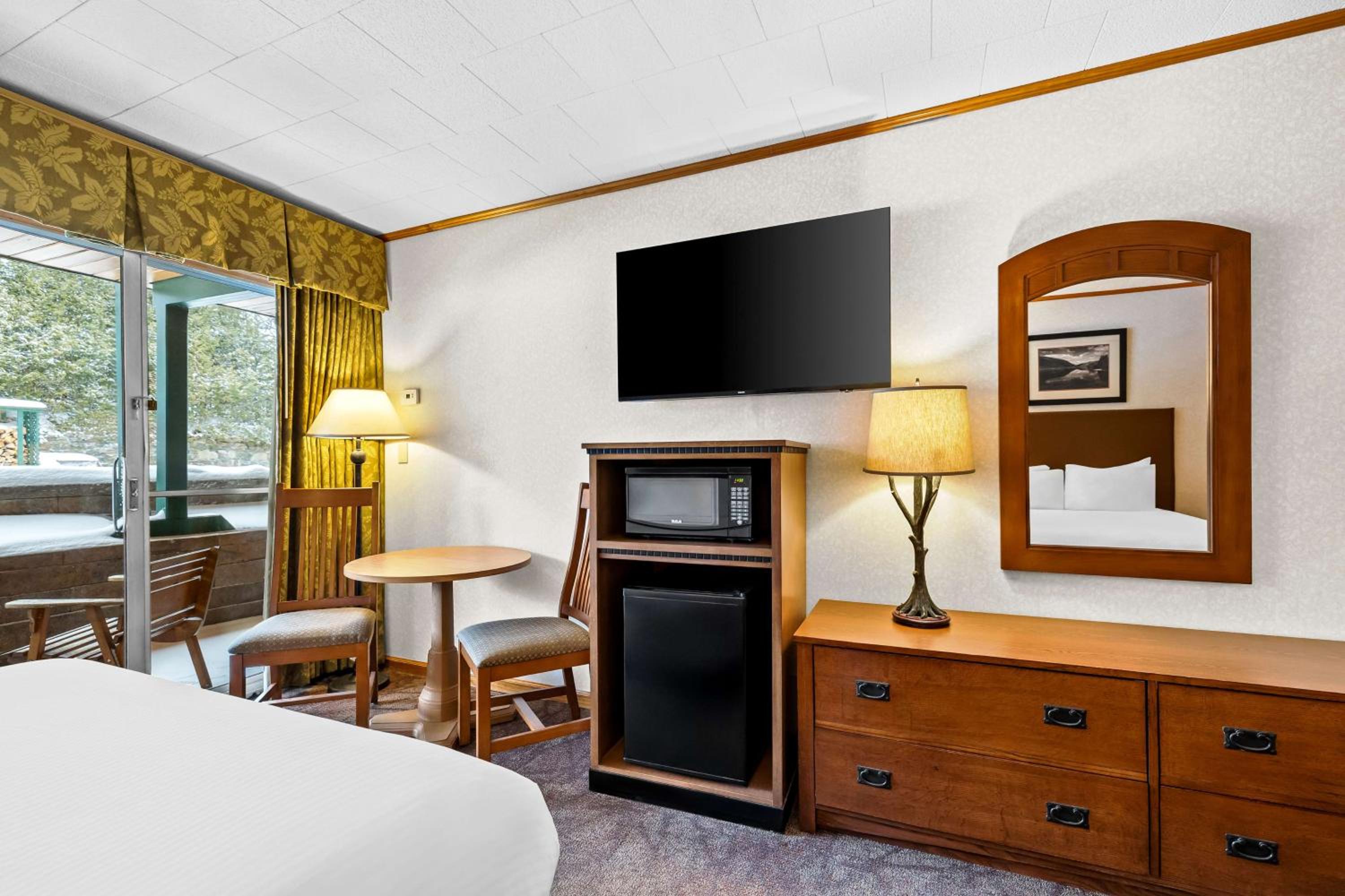 Queen Room with Two Queen Beds - Non-Smoking/First Floor/Interior Room - Photo 3