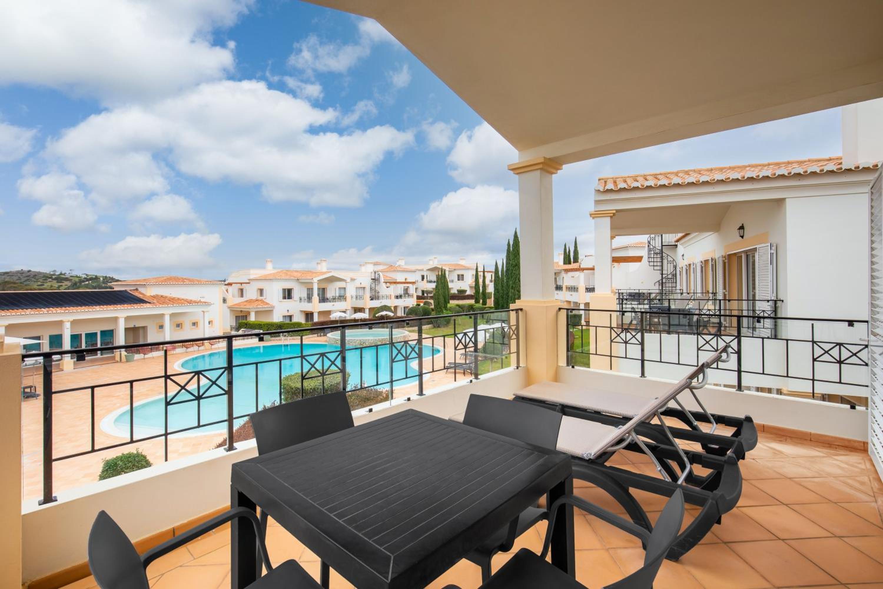 Two-Bedroom Townhouse with Pool View photo 2