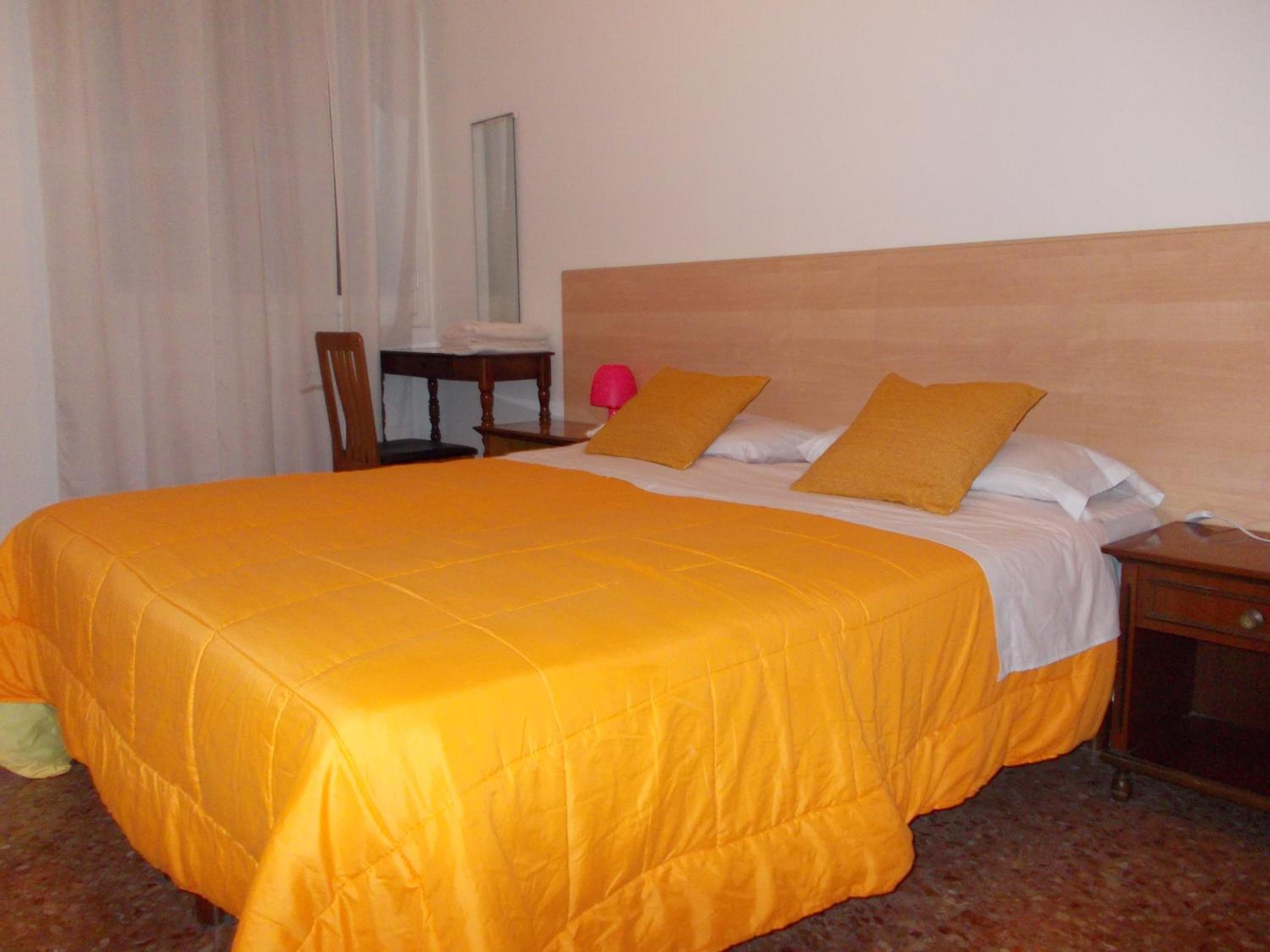 Double or Twin Room with Private Bathroom photo 3