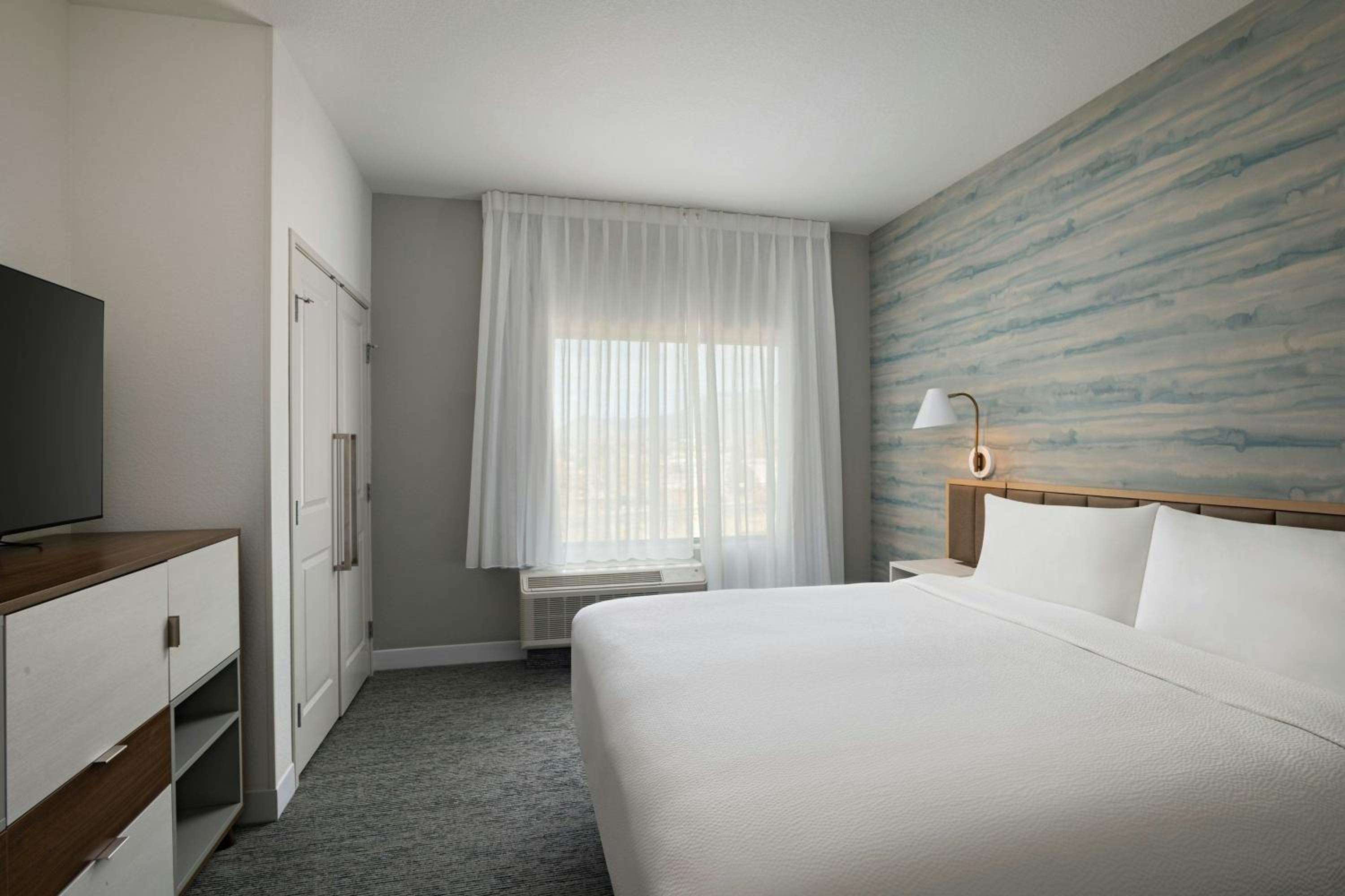 One-Bedroom King Suite with Sofa Bed and City View photo 2