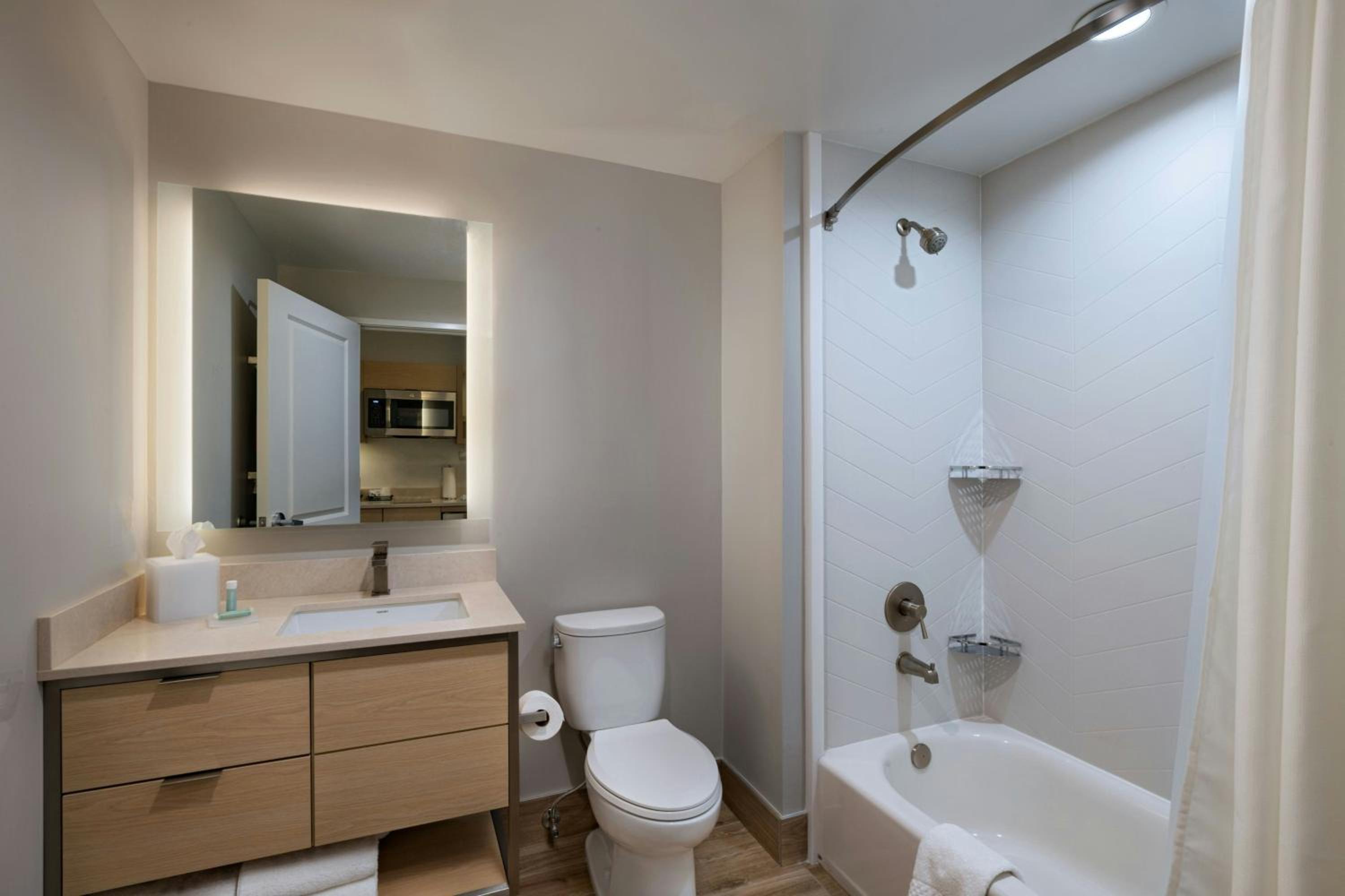 Studio Queen Room with City View - Hearing Accessible photo 3