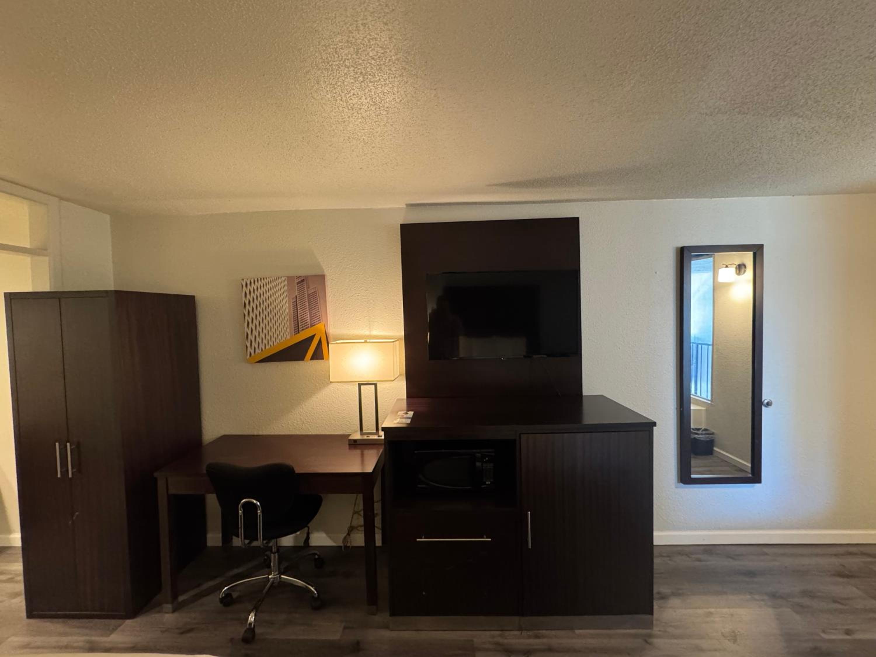 King Room - Non-Smoking - Photo 2