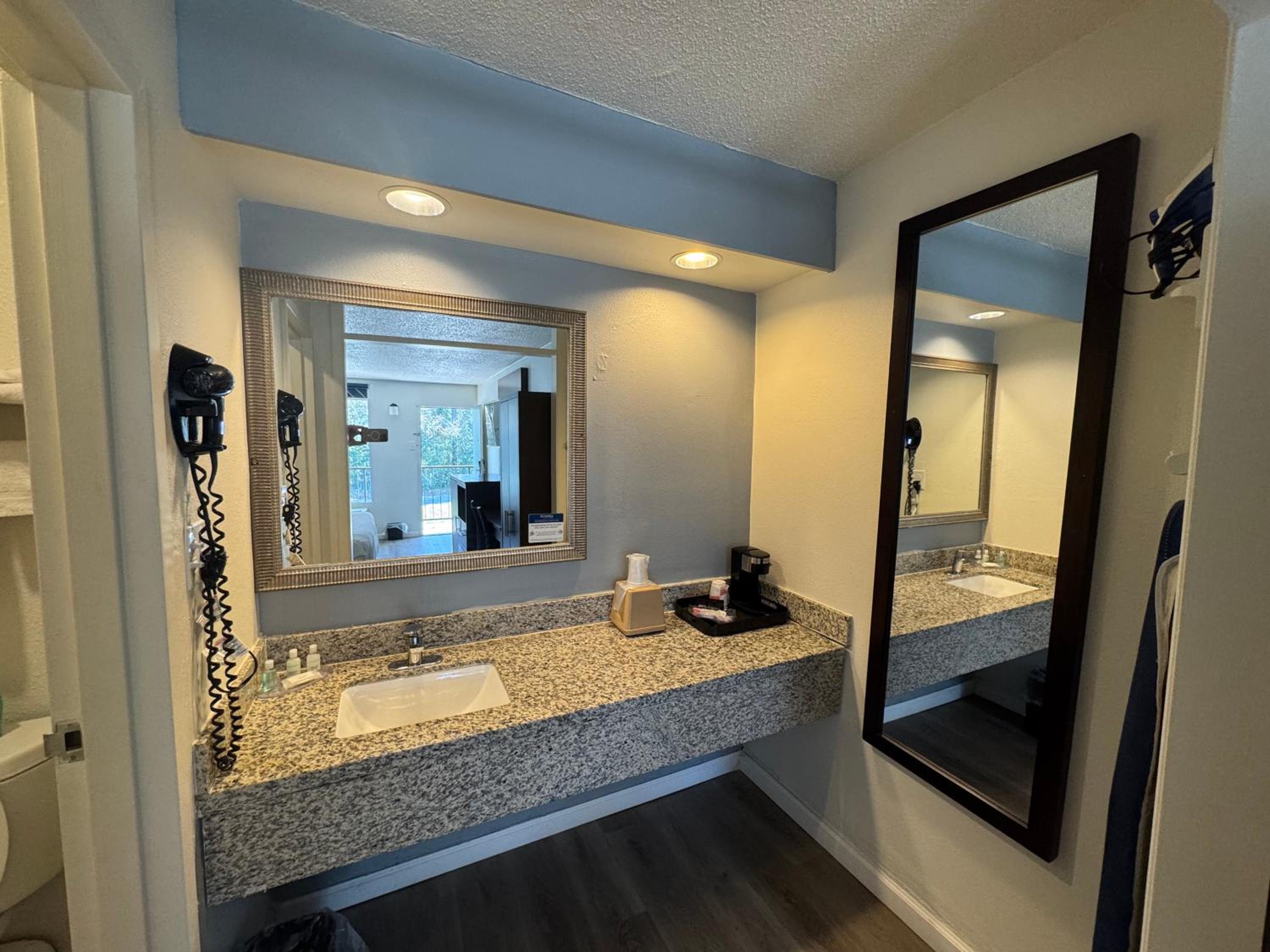 King Room - Non-Smoking - Photo 1