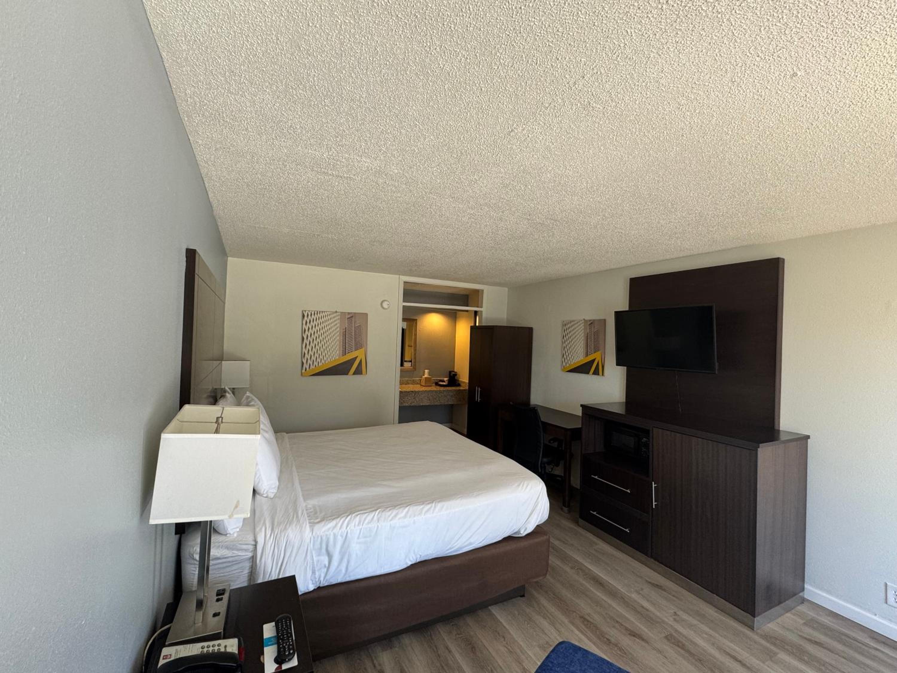 King Room - Non-Smoking - Photo 5