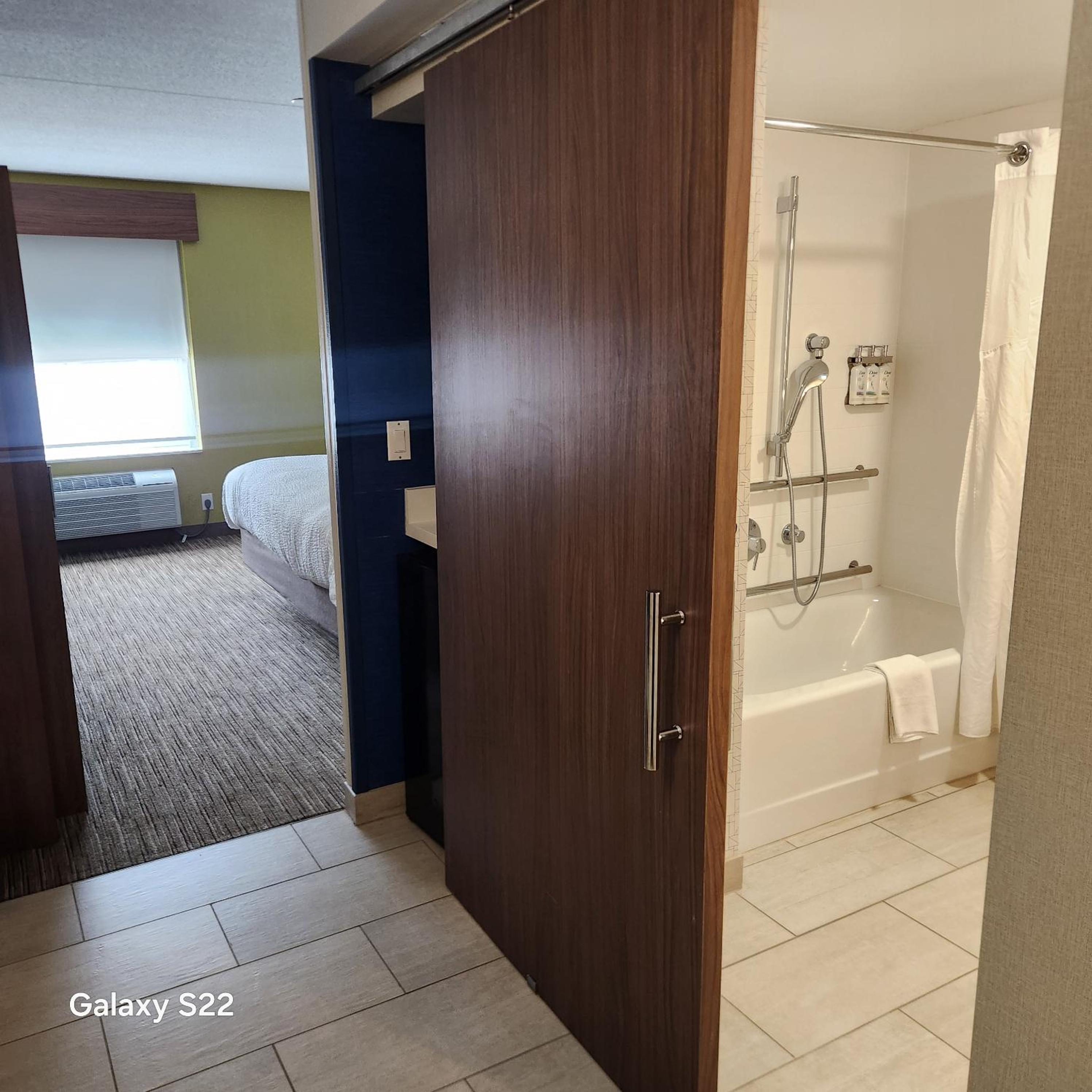 King Room with Hearing Accessible Roll In Shower - Non-Smoking