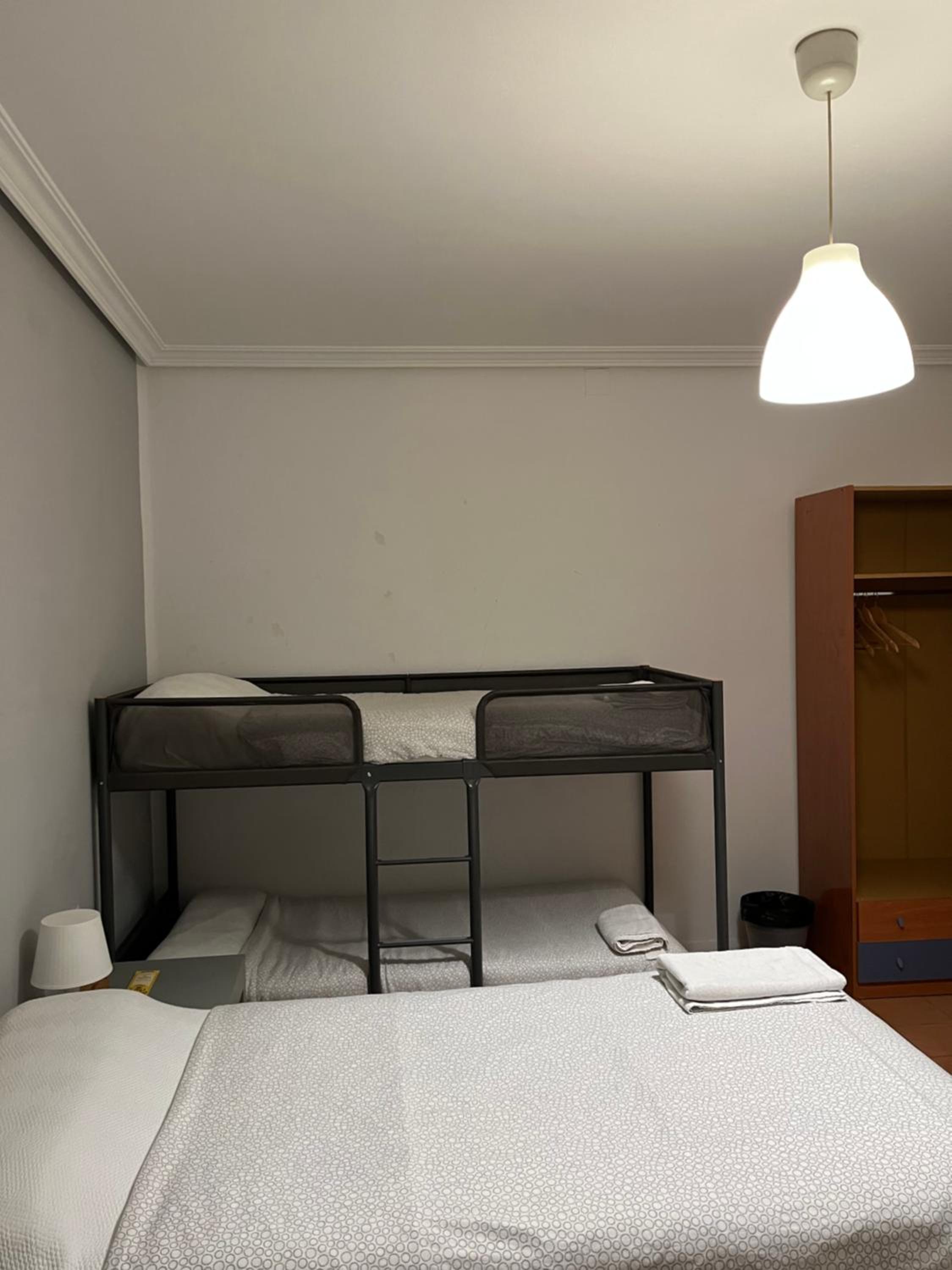Habitación Triple con Baño Compartido