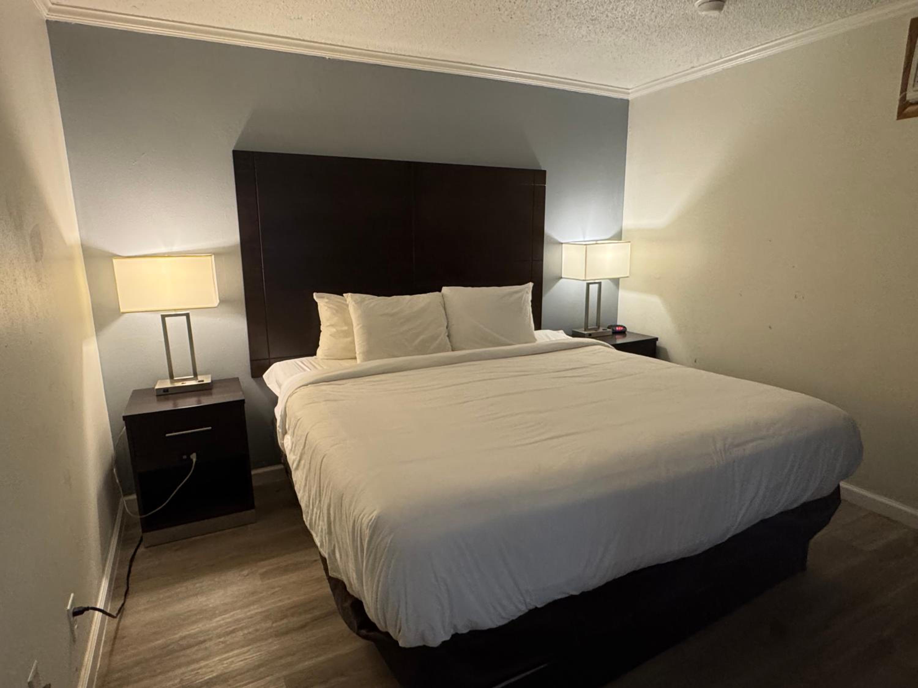 Queen Suite - Accessible/Non-Smoking photo 1