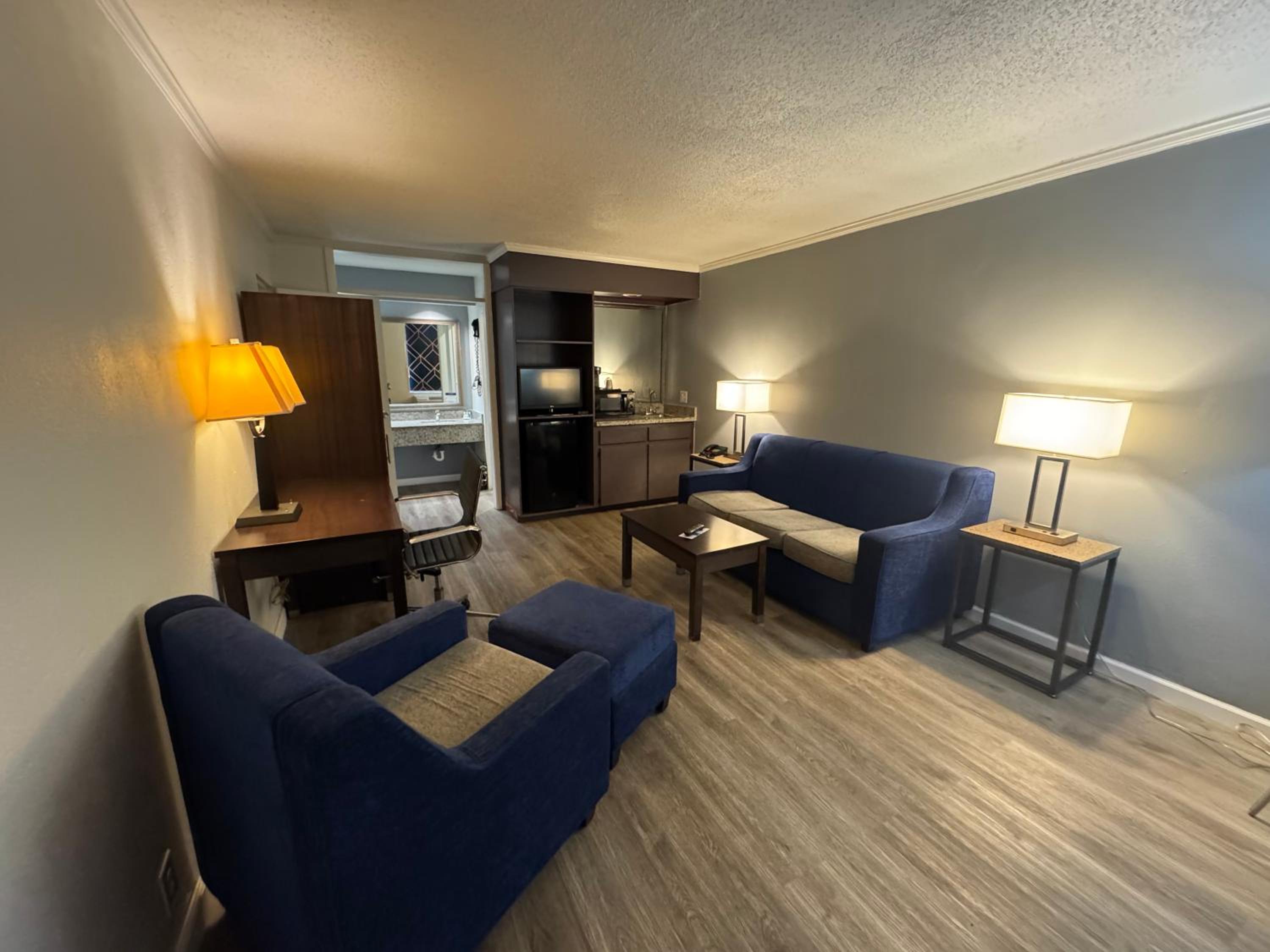 Queen Suite - Accessible/Non-Smoking photo 2