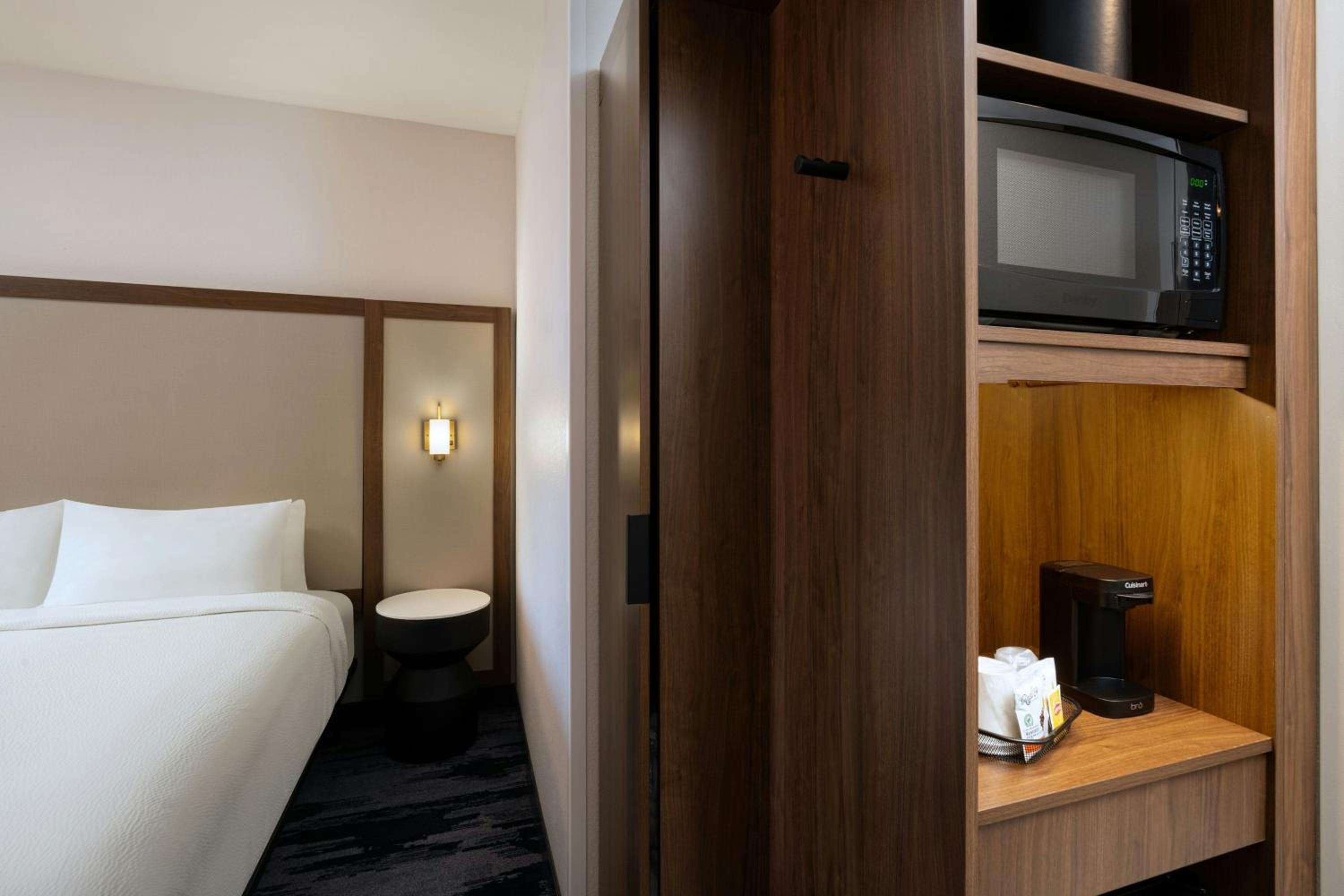 Standard King Suite with Sofa Bed and City View photo 3
