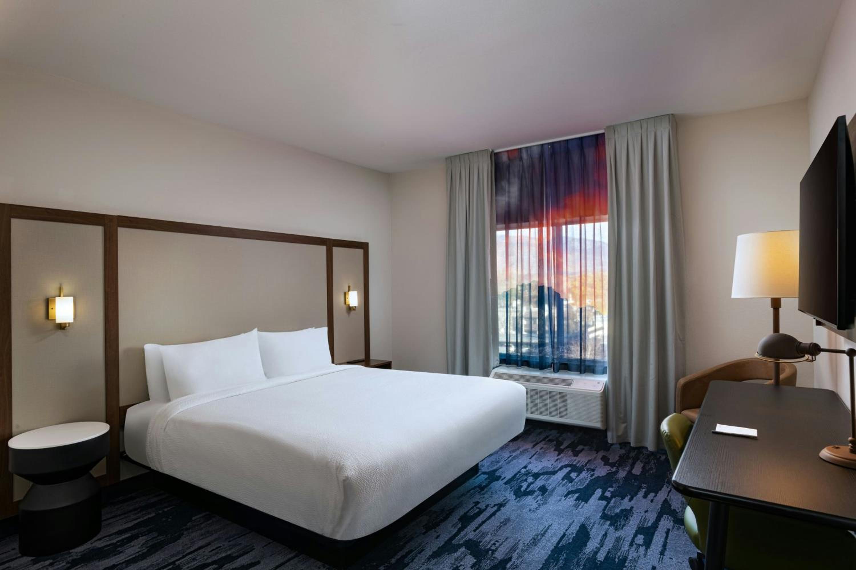 King Room with City View - Hearing Accessible photo 2