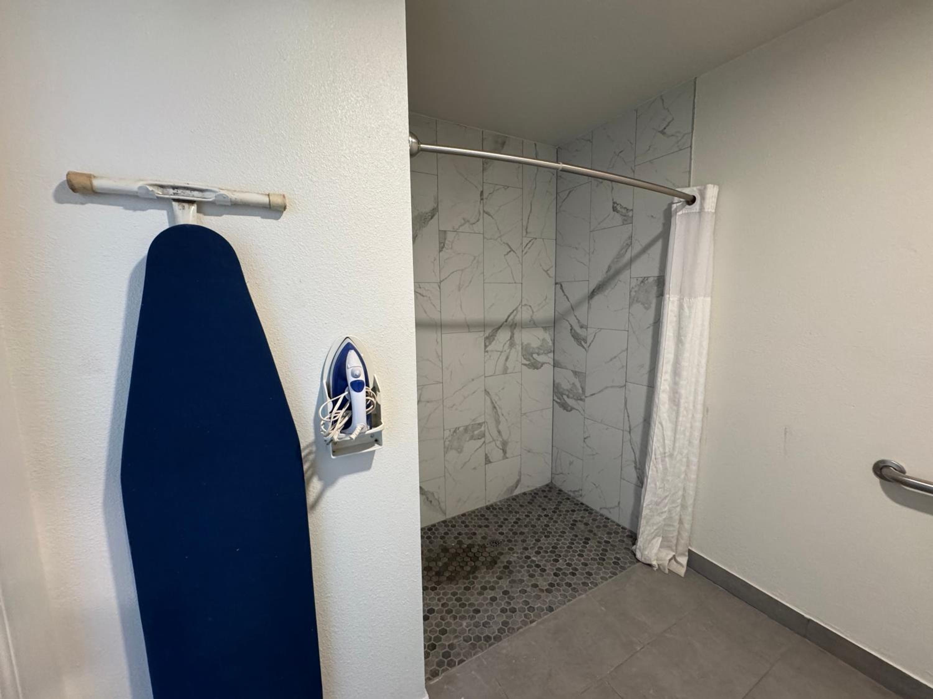 Queen Room with Roll-In Shower - Accessible/Non-Smoking - Photo 5