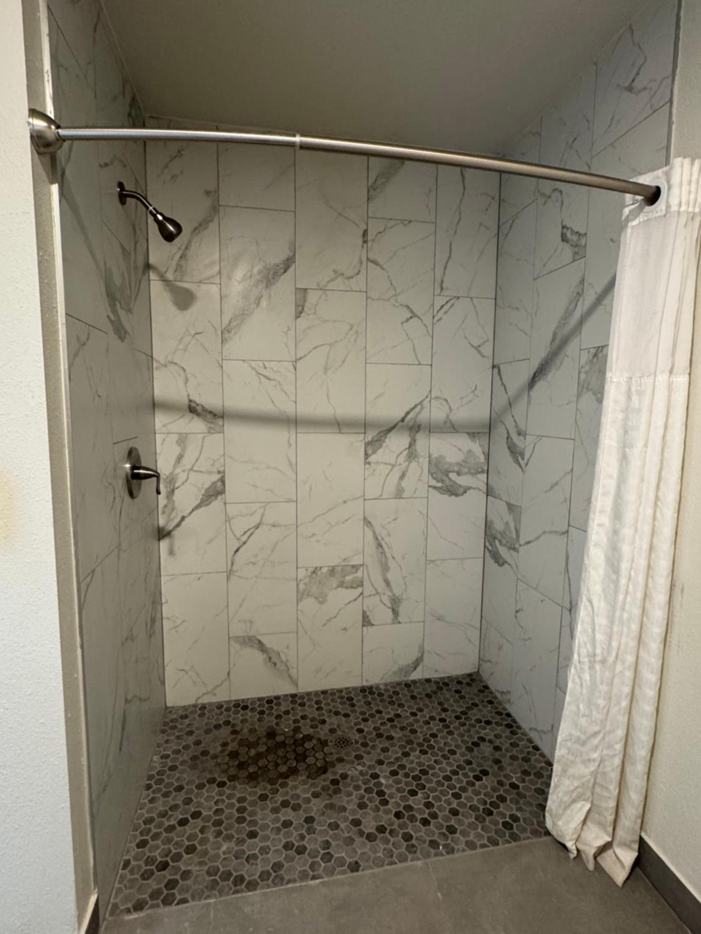 Queen Room with Roll-In Shower - Accessible/Non-Smoking - Photo 2
