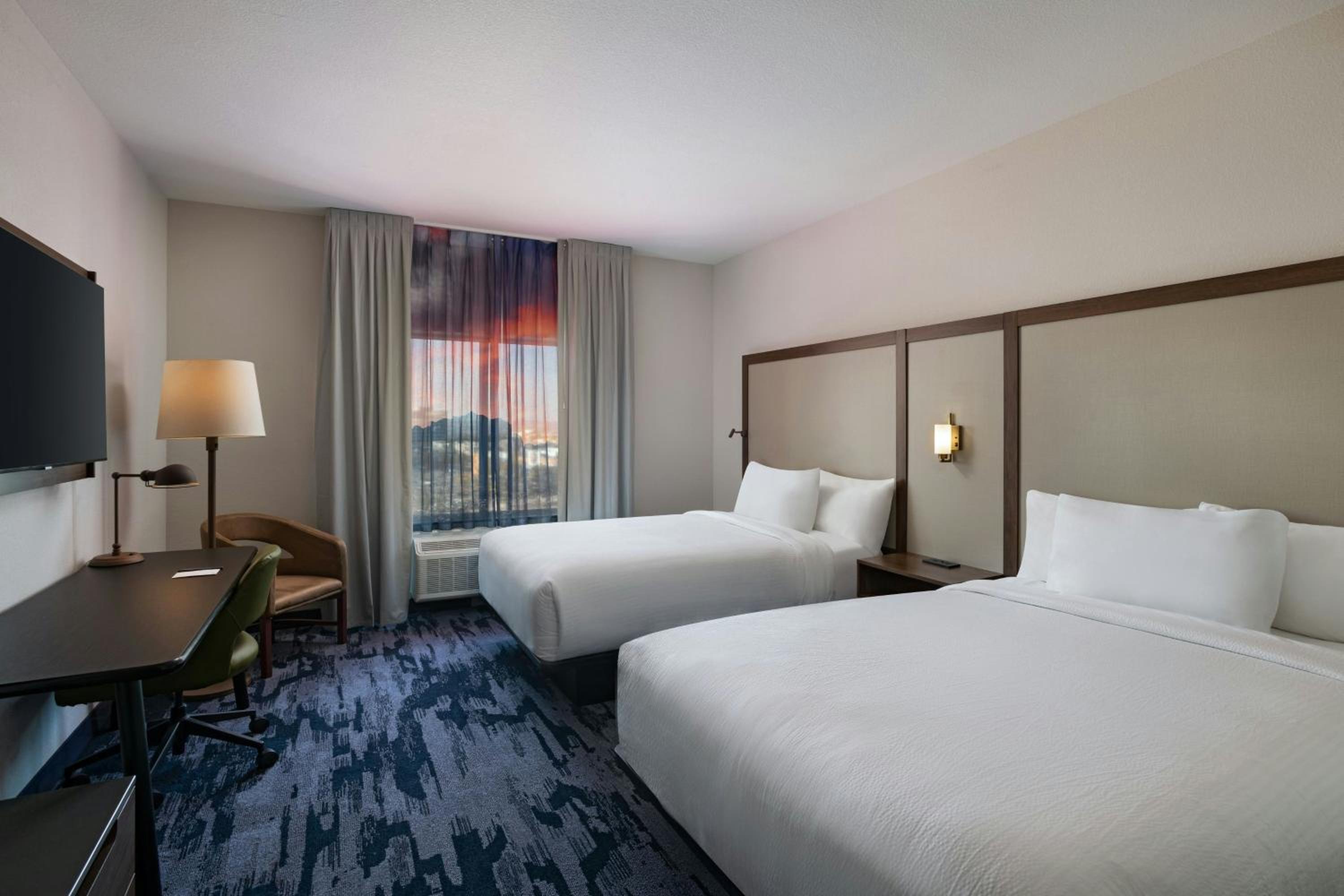 Standard Queen Room with City View - Mobility/Hearing Accessible with Tub photo 1