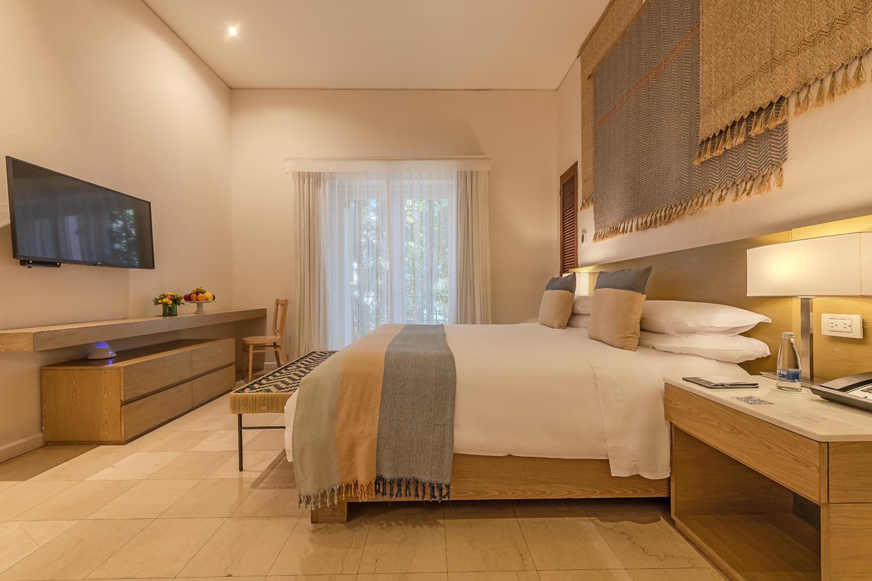 Deluxe Queen Room - Photo 7