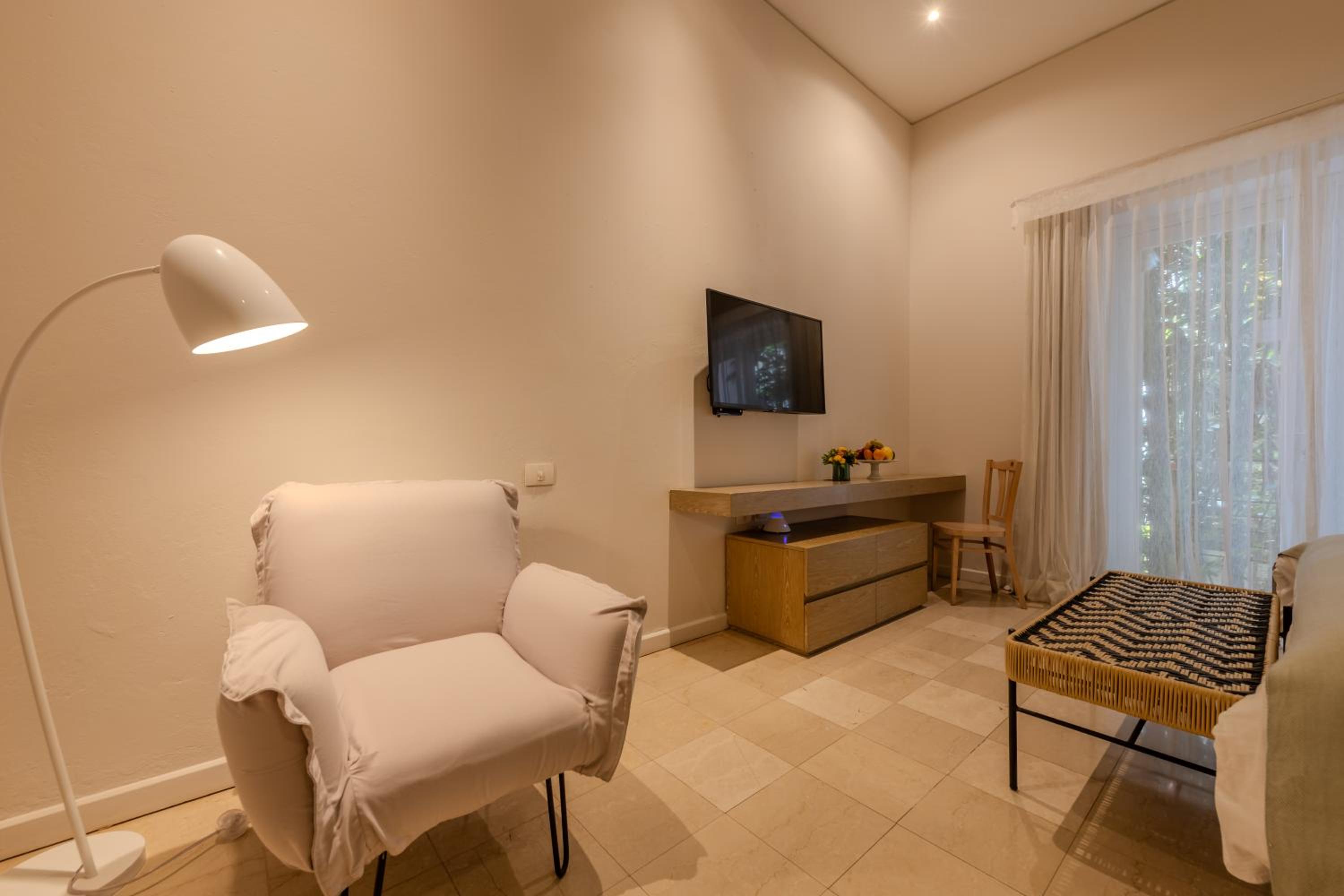 Deluxe Queen Room - Photo 8