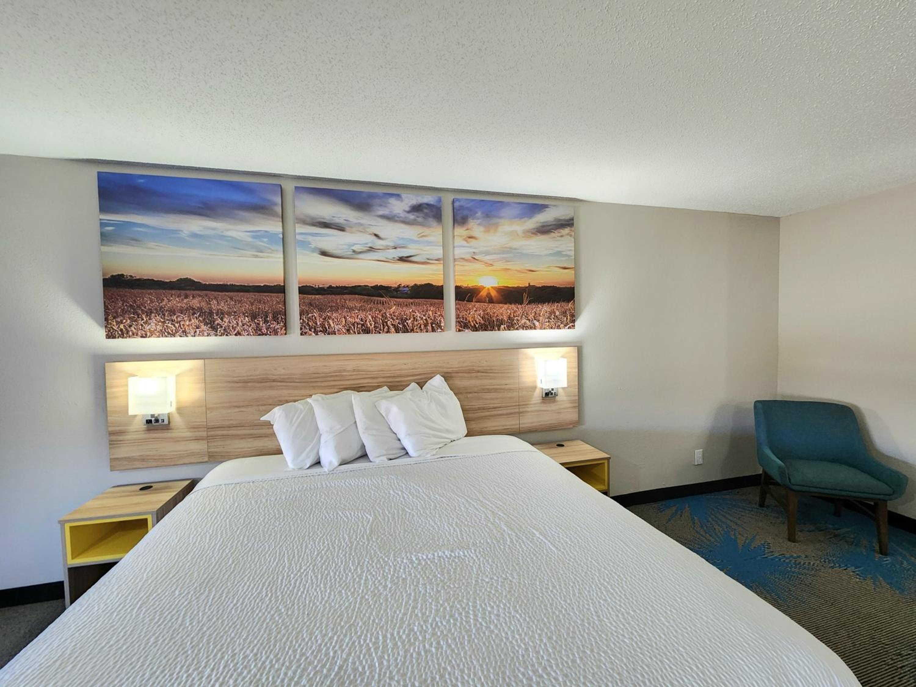 King Room - Non-Smoking - Photo 12