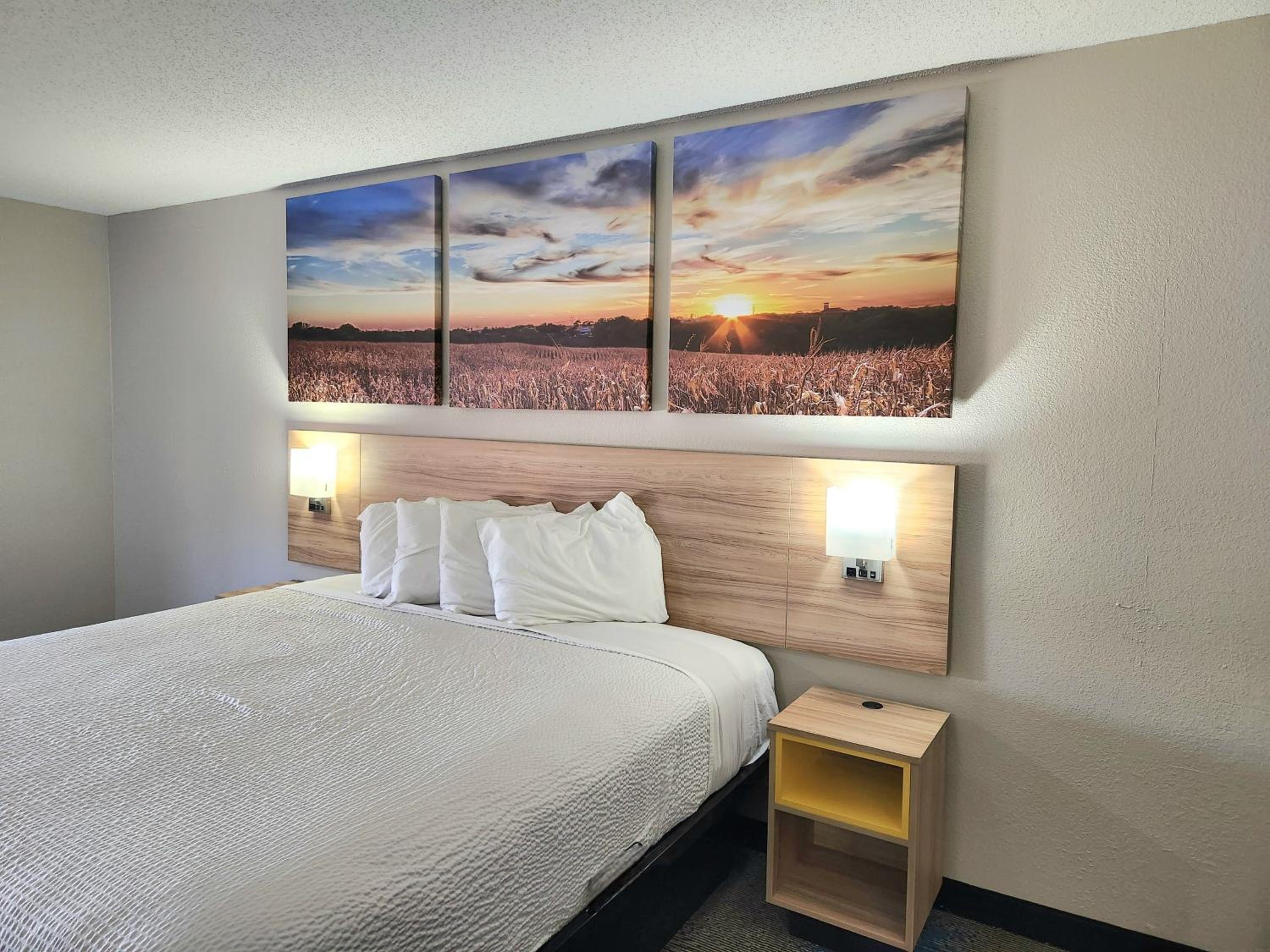 King Room - Non-Smoking - Photo 10