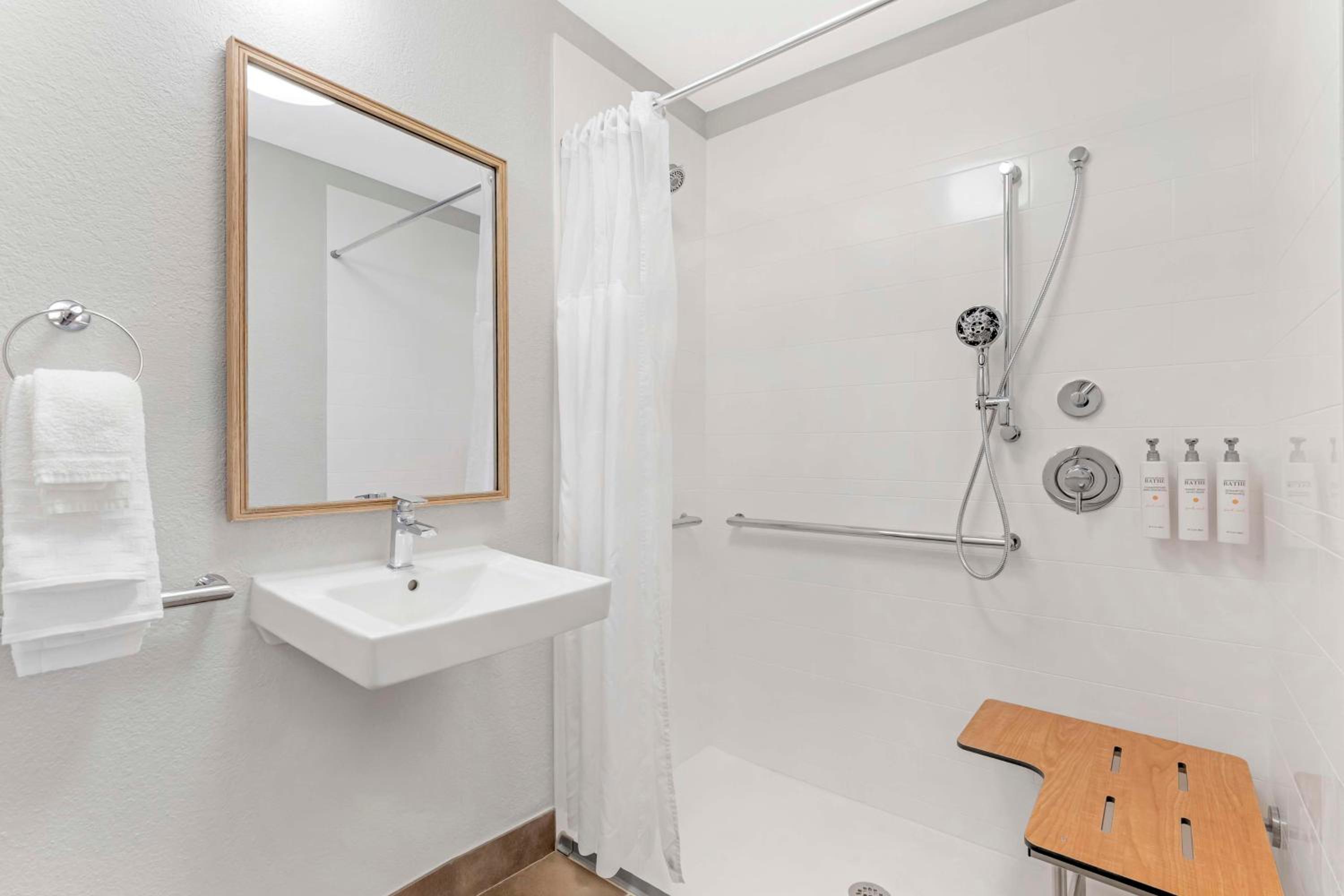 One Bedroom Suite - Two Queens - Mobility Accessible - Tub photo 1
