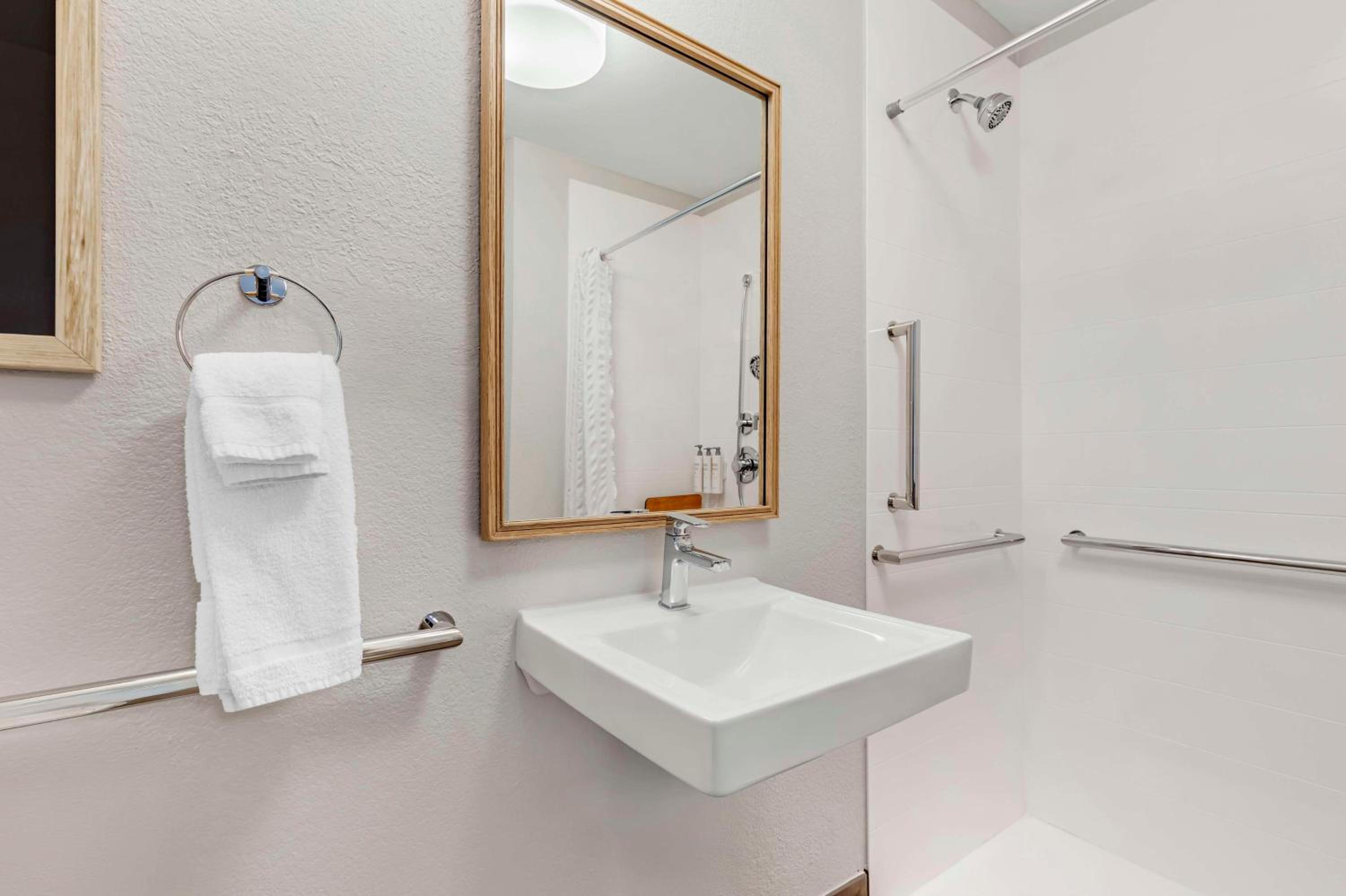 One Bedroom Suite - Two Queens - Mobility Accessible - Tub photo 2