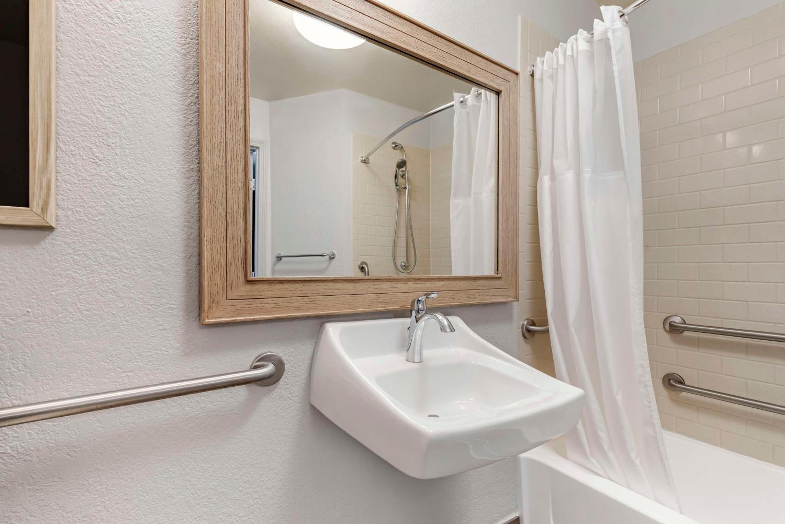 One Bedroom Suite - Two Queens - Mobility Accessible - Tub photo 3