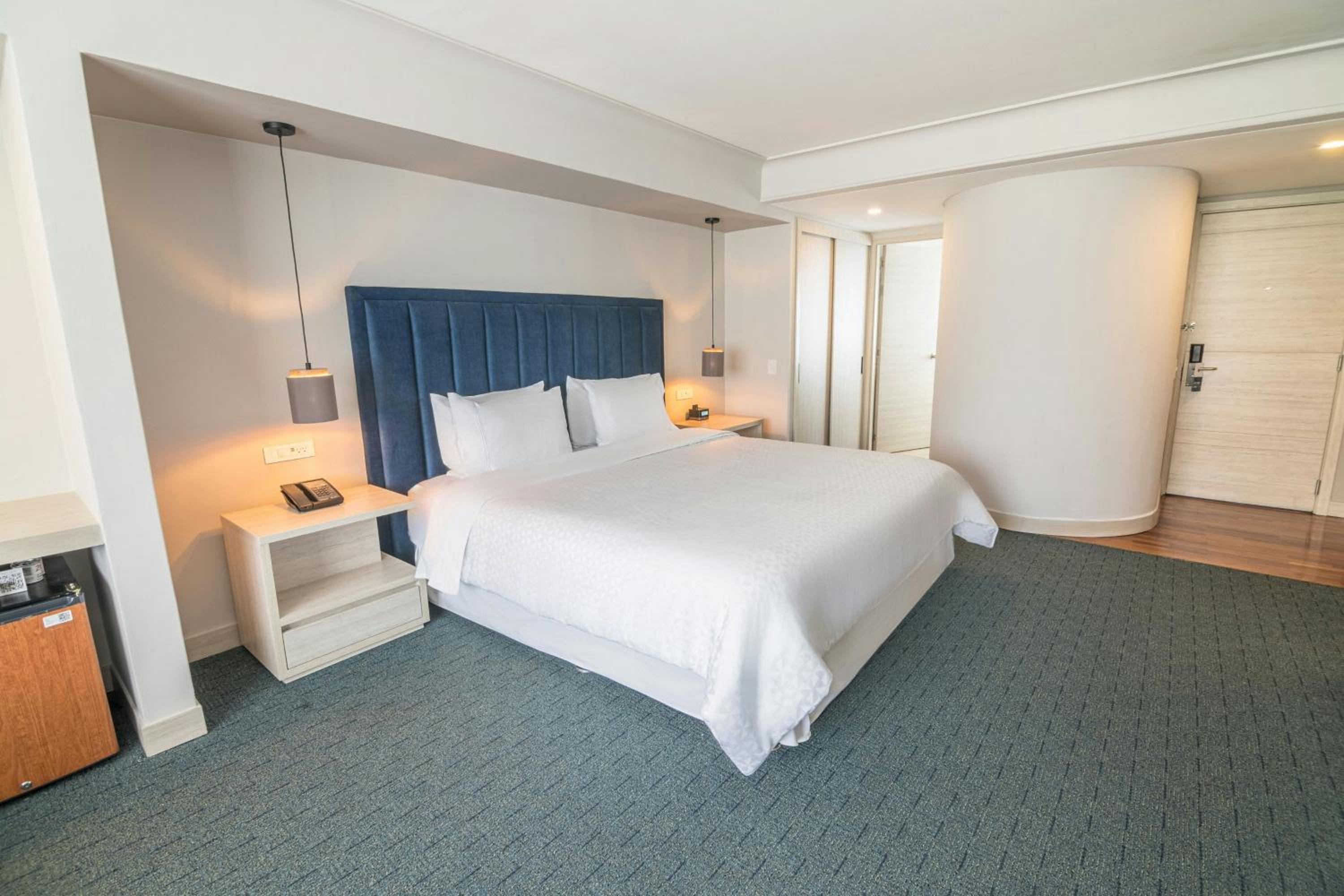 One-Bedroom Junior King Suite with Sitting Area photo 1