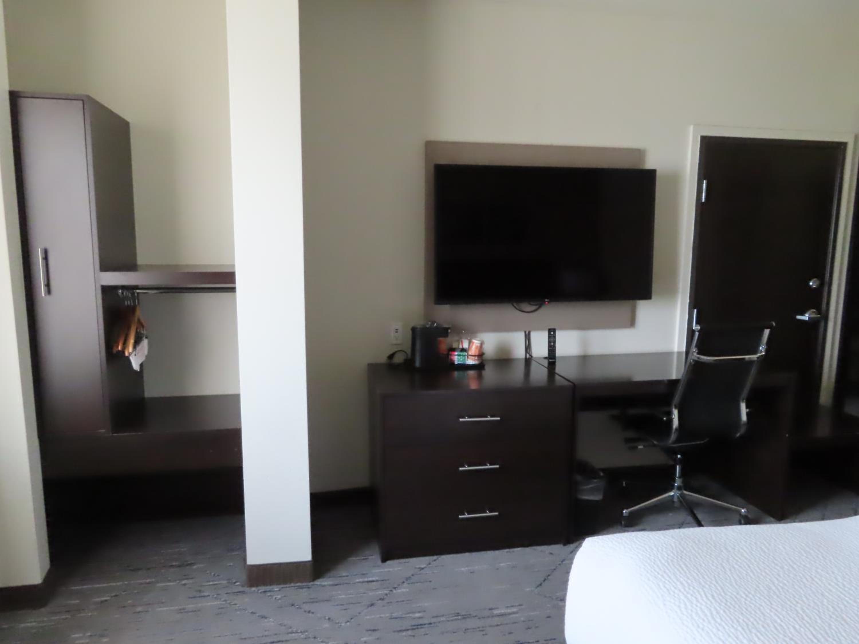 King Suite with Roll-In Shower - Accessible/Non-Smoking